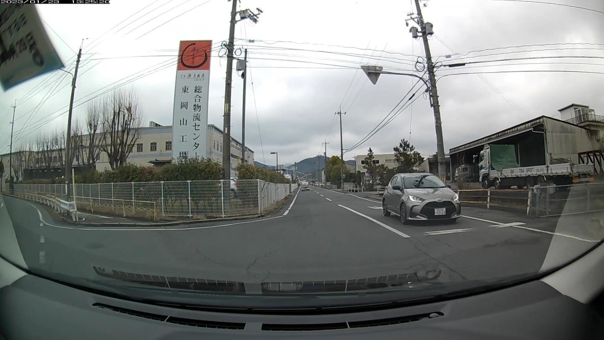 ☆★☆【令和5年1月23日㈪遭遇車リスト】 国道経由仕事場町内縦貫ルート3700m 【出発地1000m圏内】遭遇総数5台 ①黒 エクストレイル 岡山301 ち ・684 30m(3桁&【九】) ※最初ないし最後の1台が「9の倍数ナンバー」であるのは、3日連続。 【目的地1000m圏内】遭遇総数4台 ➍灰 ヤリス 岡山502 に 5322 2800m ➋青 ノート 岡山536 ら ・・34 3100m(2桁&青塗色) ※➍はここのところのお約束と化している、「1文字除くと9の倍数ナンバー」 ※嫌がらせアレンジャーの恥ずかしい自己陶酔の賜物。