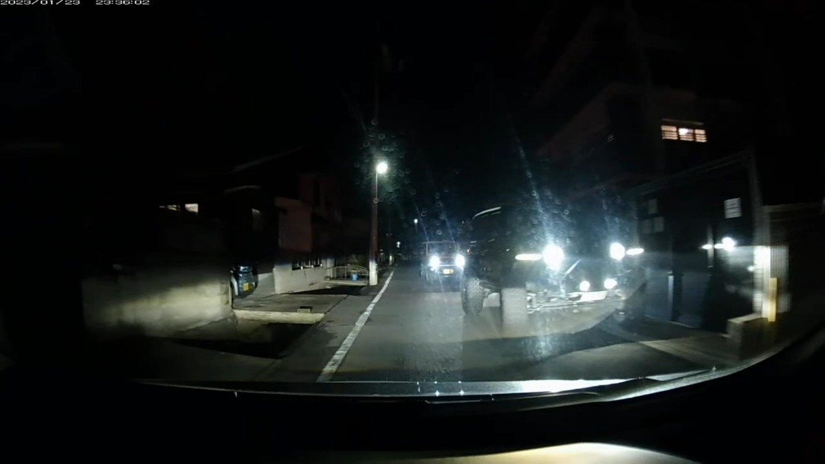 【令和５年１月２３日㈪深夜遭遇車リスト】  １月２３日㈪　国道経由ルート３５００ｍ、国道外遭遇１台。  ①黄　ｅＫワゴン　　　京都５８０　ぬ　・７７５　　　２０ｍ（３桁＆黄塗色）  ②白　プリウス？　　　〇〇〇〇〇　〇　・・６９　　４００ｍ（２桁ナンバー）  ➋塗色不明　プラド？　〇〇〇〇〇　〇　〇〇〇〇　２７００ｍ（違法プレート）  ➊黄　ジムニー　　　　〇〇５〇〇　〇　２５４３　２７００ｍ（黄塗色）  　※最初と最後が共に黄塗色という偶発たり得ない状況。  　※検査業界の統計上、黄塗色の乗用車は１３０台に１台しか存在しない。  　※②、➊はともに、ここの所最近の例によって、「１文字取り除くと９の倍数になるナンバー」。  　※このブログの説得力を削ぎつつ、嫌がらせは続けるという算段として認識。