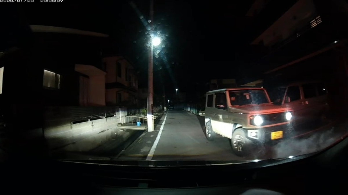 【令和５年１月２３日㈪深夜遭遇車リスト】  １月２３日㈪　国道経由ルート３５００ｍ、国道外遭遇１台。  ①黄　ｅＫワゴン　　　京都５８０　ぬ　・７７５　　　２０ｍ（３桁＆黄塗色）  ②白　プリウス？　　　〇〇〇〇〇　〇　・・６９　　４００ｍ（２桁ナンバー）  ➋塗色不明　プラド？　〇〇〇〇〇　〇　〇〇〇〇　２７００ｍ（違法プレート）  ➊黄　ジムニー　　　　〇〇５〇〇　〇　２５４３　２７００ｍ（黄塗色）  　※最初と最後が共に黄塗色という偶発たり得ない状況。  　※検査業界の統計上、黄塗色の乗用車は１３０台に１台しか存在しない。  　※②、➊はともに、ここの所最近の例によって、「１文字取り除くと９の倍数になるナンバー」。  　※このブログの説得力を削ぎつつ、嫌がらせは続けるという算段として認識。