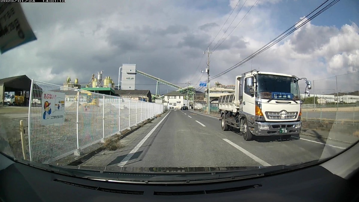 ☆★☆【令和５年１月２４日㈫遭遇車リスト】  国道経由仕事場町内縦貫ルート３７００ｍ  【出発地１０００ｍ圏内】遭遇総数３台  ①白　ノート　　　　　岡山３３０　つ　５４０５　　２５ｍ～  ⓶白　セレナ　　　　　〇〇〇〇〇　〇　５６１６　　　３０ｍ（【九】）  　※①は、先週から嫌がらせのアンカリングが始まった、「１文字除くと９の倍数になるナンバー」。  　※②は、先月中旬から嫌がらせが始まった、「９の倍数ナンバー」。     【目的地１０００ｍ圏内】遭遇総数６台  ➏青　エルフ　　　　　岡山４００　て　９５６４Ｄ　２８００ｍ（青＆殺しナンバー）  ➎白　ハイエース　　　岡山４３０　ふ　・１３０　　２９００ｍ（３桁ナンバー）  ➍白　デュトロ　　　　倉敷１３０　く　・９９９Ｄ　３０００ｍ（３桁全同字＆【九】）　　  ➌黒　プリウス　　　　岡山３００　い　・・・３　　３１００ｍ（１桁ナンバー）  ➋銀　キャンター　　　岡山４３０　ひ　・・７４Ｄ　３２００ｍ（２桁ナンバー）  　※最後の６台中５台が、毎日の嫌がらせ容疑要件を満足するお約束。  　※国道外で遭遇する車のほとんどが、毎日、確実に嫌がらせ容疑要件を満足するものばかりであるお約束。偶発たり得ない。