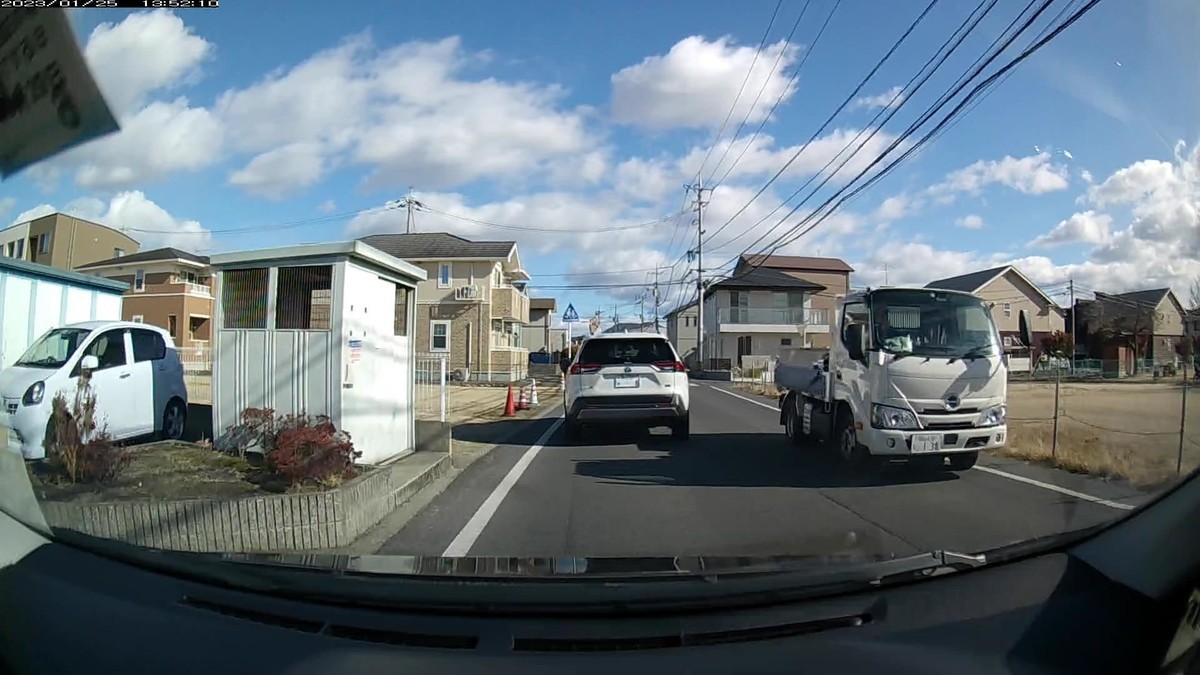 ☆★☆【令和５年１月２５日㈬遭遇車リスト】  国道経由仕事場町内縦貫ルート３７００ｍ  【出発地１０００ｍ圏内】遭遇総数６台  ②黒　旧式ワゴンＲ　　岡山５３　　け　５７３３　　　２５ｍ～（【九】）  ③白　カローラクロス　岡山３２Ｆ　ね　・・・８　　　　５０ｍ（１桁ナンバー）  ④白　超旧ハイゼット　岡山４１　　ら　６１８３　　　１１０ｍ（【九】）  ➄銀　ソリオ　　　　　岡山５３７　る　・・８７　　　１８０ｍ（２桁ナンバー）  ➅白　デュトロ　　　　岡山４３０　む　・１３８　　　２５０ｍ（３桁ナンバー）  　※最初ないし最後２台以内に「９の倍数ナンバー」が現れるたは、６日連続。  　※４桁までの９の倍数が１１１１パターン存在したとしても、偶発たり得ない。  　※そもそも自宅から３００ｍも進まない内に６台もの遭遇車がいること自体不自然。     【目的地１０００ｍ圏内】遭遇総数７台  ※特に容疑車無し。