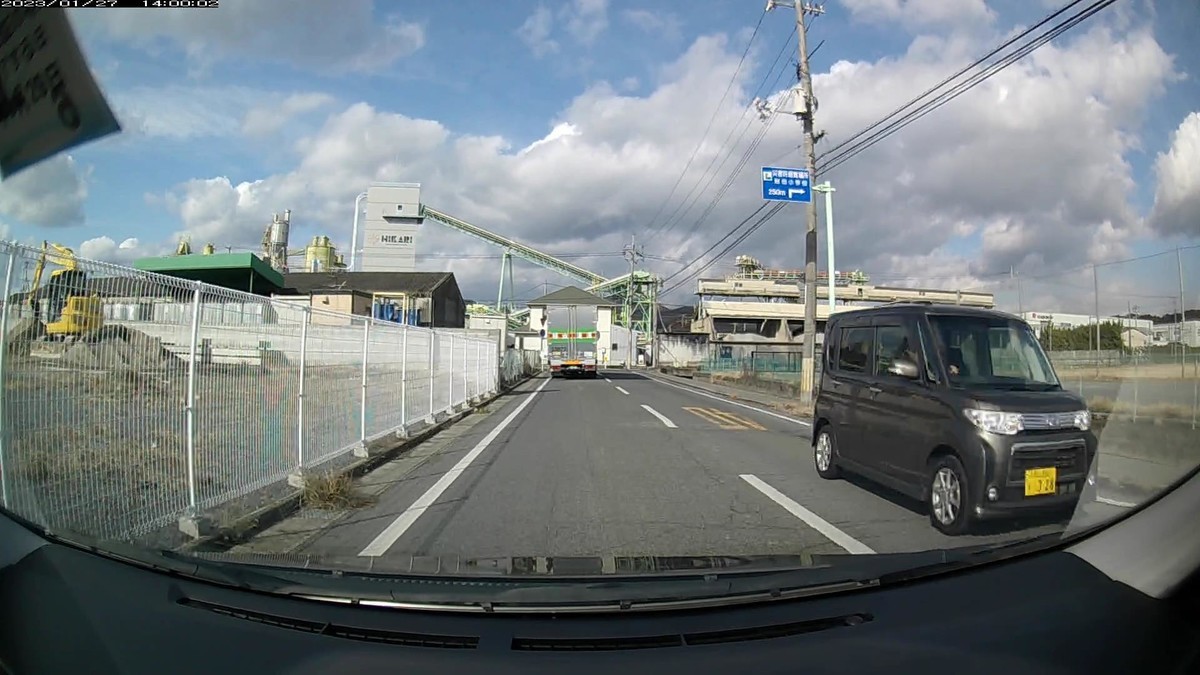 ☆★☆【令和５年１月２７日㈮遭遇車リスト】  国道経由仕事場町内縦貫ルート３７００ｍ  【出発地１０００ｍ圏内】遭遇総数０台  ※ウインカーを右左折直前まで使わない、マクドナルドのふざけたデリバリーバイクがいた以外は、遭遇車さえなし。     【目的地１０００ｍ圏内】遭遇総数５台  ➑銀　バモス　　　　　岡山５９４　す　・・・９　２８００ｍ（１桁＆【九】）  ➏黒　タント　　　　　岡山５８０　ま　・３２８　３１００ｍ（３桁ナンバー）  ➎赤　デミオ　　　　　岡山５０２　な　８４３４　３２００ｍ（赤塗色）  ➍黄　アルト　　　　　岡山５８６　み　１２０２　３２００ｍ（黄塗色）  ➌赤　ヤリスクロス　　岡山３０１　ふ　２６０９　３３００ｍ（赤塗色）  ➊黄　ジムニー　　　　岡山５８１　に　９７２７　３４００ｍ（黄塗色）  　※最後の１０００ｍで遭遇する車のほとんどが嫌がらせ容疑要件を満足するお約束。  　※赤黄赤黄などという配列が、この僕の下に登場すること自体が不自然。