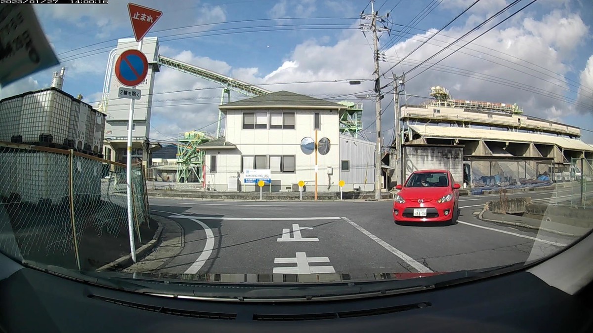 ☆★☆【令和５年１月２７日㈮遭遇車リスト】  国道経由仕事場町内縦貫ルート３７００ｍ  【出発地１０００ｍ圏内】遭遇総数０台  ※ウインカーを右左折直前まで使わない、マクドナルドのふざけたデリバリーバイクがいた以外は、遭遇車さえなし。     【目的地１０００ｍ圏内】遭遇総数５台  ➑銀　バモス　　　　　岡山５９４　す　・・・９　２８００ｍ（１桁＆【九】）  ➏黒　タント　　　　　岡山５８０　ま　・３２８　３１００ｍ（３桁ナンバー）  ➎赤　デミオ　　　　　岡山５０２　な　８４３４　３２００ｍ（赤塗色）  ➍黄　アルト　　　　　岡山５８６　み　１２０２　３２００ｍ（黄塗色）  ➌赤　ヤリスクロス　　岡山３０１　ふ　２６０９　３３００ｍ（赤塗色）  ➊黄　ジムニー　　　　岡山５８１　に　９７２７　３４００ｍ（黄塗色）  　※最後の１０００ｍで遭遇する車のほとんどが嫌がらせ容疑要件を満足するお約束。  　※赤黄赤黄などという配列が、この僕の下に登場すること自体が不自然。