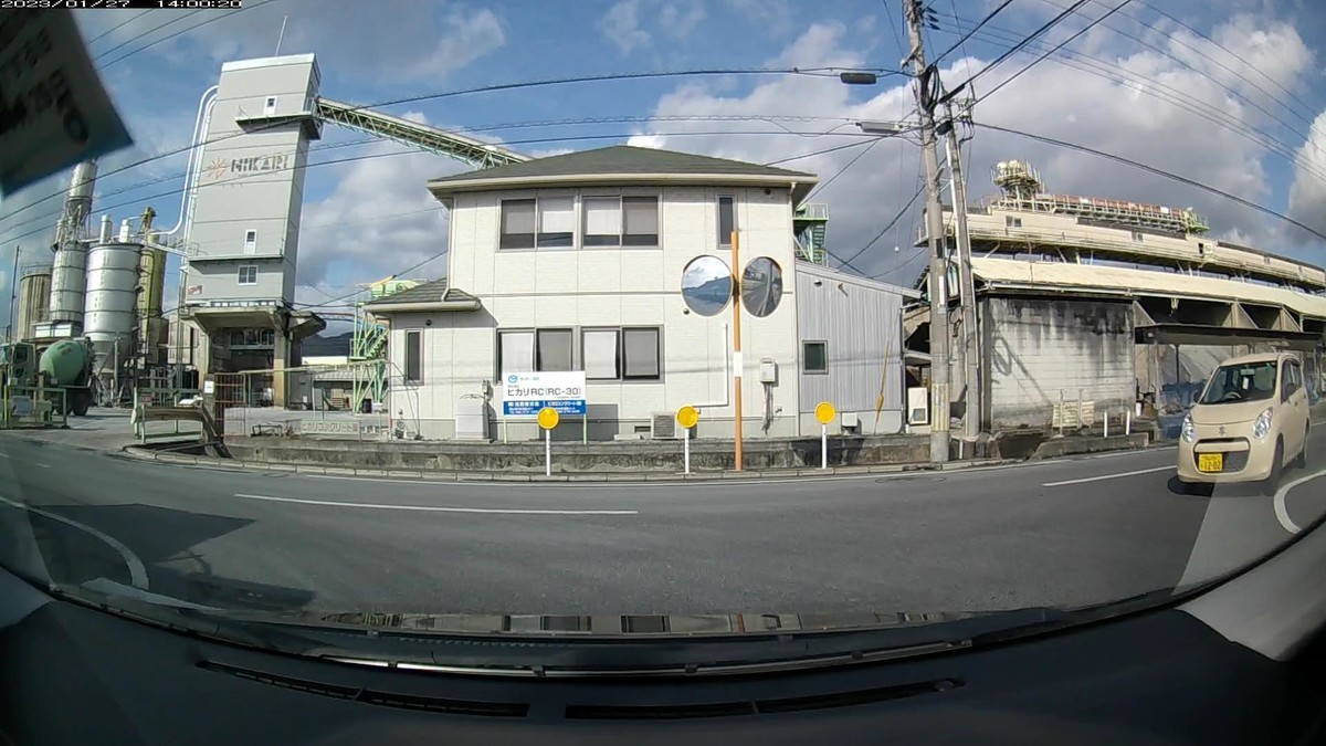 ☆★☆【令和５年１月２７日㈮遭遇車リスト】  国道経由仕事場町内縦貫ルート３７００ｍ  【出発地１０００ｍ圏内】遭遇総数０台  ※ウインカーを右左折直前まで使わない、マクドナルドのふざけたデリバリーバイクがいた以外は、遭遇車さえなし。     【目的地１０００ｍ圏内】遭遇総数５台  ➑銀　バモス　　　　　岡山５９４　す　・・・９　２８００ｍ（１桁＆【九】）  ➏黒　タント　　　　　岡山５８０　ま　・３２８　３１００ｍ（３桁ナンバー）  ➎赤　デミオ　　　　　岡山５０２　な　８４３４　３２００ｍ（赤塗色）  ➍黄　アルト　　　　　岡山５８６　み　１２０２　３２００ｍ（黄塗色）  ➌赤　ヤリスクロス　　岡山３０１　ふ　２６０９　３３００ｍ（赤塗色）  ➊黄　ジムニー　　　　岡山５８１　に　９７２７　３４００ｍ（黄塗色）  　※最後の１０００ｍで遭遇する車のほとんどが嫌がらせ容疑要件を満足するお約束。  　※赤黄赤黄などという配列が、この僕の下に登場すること自体が不自然。