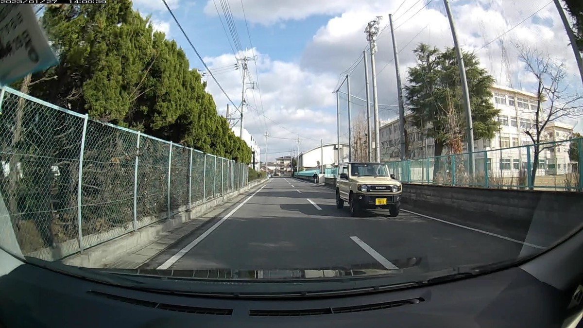 ☆★☆【令和５年１月２７日㈮遭遇車リスト】  国道経由仕事場町内縦貫ルート３７００ｍ  【出発地１０００ｍ圏内】遭遇総数０台  ※ウインカーを右左折直前まで使わない、マクドナルドのふざけたデリバリーバイクがいた以外は、遭遇車さえなし。     【目的地１０００ｍ圏内】遭遇総数５台  ➑銀　バモス　　　　　岡山５９４　す　・・・９　２８００ｍ（１桁＆【九】）  ➏黒　タント　　　　　岡山５８０　ま　・３２８　３１００ｍ（３桁ナンバー）  ➎赤　デミオ　　　　　岡山５０２　な　８４３４　３２００ｍ（赤塗色）  ➍黄　アルト　　　　　岡山５８６　み　１２０２　３２００ｍ（黄塗色）  ➌赤　ヤリスクロス　　岡山３０１　ふ　２６０９　３３００ｍ（赤塗色）  ➊黄　ジムニー　　　　岡山５８１　に　９７２７　３４００ｍ（黄塗色）  　※最後の１０００ｍで遭遇する車のほとんどが嫌がらせ容疑要件を満足するお約束。  　※赤黄赤黄などという配列が、この僕の下に登場すること自体が不自然。