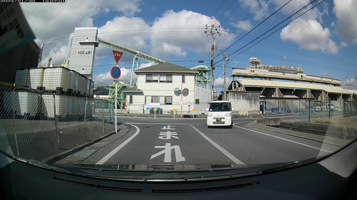 ☆★☆【令和５年１月３０日㈪遭遇車リスト】  国道経由仕事場町内縦貫ルート３７００ｍ  【出発地１０００ｍ圏内】遭遇総数３台  ※特に容疑要件満足車との遭遇無し。     【目的地１０００ｍ圏内】遭遇総数６台  ➏・２９７【九】Ｃ、➎・２１０、➋・・７７、➊赤。  　※最後の６台中４台もが毎日の嫌がらせ容疑要件を満足するお約束。  　※偶発が混ざっているとしても、毎日となると多すぎる。  ➏白　プロボックス　　広島８００　ぬ　・２９７　２８００ｍ（３桁＆【九】）  ➎黒　アウディ　　　　岡山３４１　せ　・２１０　２９００ｍ（３桁の２連続）  ➋白　タント　　　　　岡山５８０　り　・・７７　３２００ｍ（２桁ナンバー）  ➊赤　ミニ　　　　　　岡山３３０　ゆ　５５３２　３４００ｍ（赤塗色）  　※なぜミニ乗りはナンバーの自己主張が強いのか。  　※最後の１台がミニなのは２回次連続。