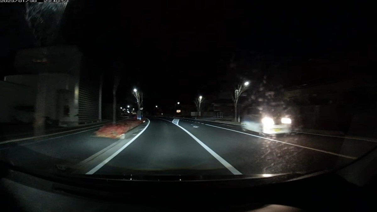 【令和５年１月３０日㈪深夜遭遇車リスト】  国道経由経由ルート３５００ｍ、国道外遭遇車数３台。  ①桃　軽自動車　　　　〇〇〇〇〇　〇　２５８２　　　２０ｍ（特殊容疑）  ②白　軽自動車　　　　〇〇〇〇〇　〇　２０４５　　１２０ｍ（特殊容疑）  ③青　スペーシアギア　岡山５８１　〇　８６２０　　３９０ｍ（青塗色）  　※①、②は、令和５年になってから定番の嫌がらせとなった、「１文字取り除くと９の倍数になるナンバー」  　※実に馬鹿馬鹿しいが、誰がどう言おうと嫌がらせであるのは事実なので記録しておく。