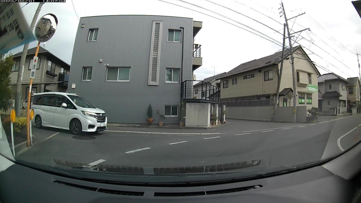 ☆★☆【令和５年１月３１日㈫遭遇車リスト】  国道経由仕事場町内縦貫ルート３７００ｍ  【出発地１０００ｍ圏内】遭遇総数５台  ①・６７１、②・・６５。  ①白　フリード　　　　岡山５０２　つ　・６７１　　　４０ｍ（３桁ナンバー）  ②白　ステップワゴン　岡山３３２　ま　・・６５　　１００ｍ（２桁ナンバー）  　※１１４１ー６７１＝４７０⇒（死なれ―：岡山弁で「死になさい」）     【目的地１０００ｍ圏内】遭遇総数５台  ➎・・・１、➋１１４１。  ➎黒　アルファード　　岡山３９３　や　・・・１　２８００ｍ（１桁ナンバー）  ➋白　ベンツＣクラス　岡山３３０　ろ　１１４１　３３００ｍ（４桁中３桁同字ナンバー）  　※１１４１ー６７１＝４７０⇒（死なれ―：岡山弁で「死になさい」）