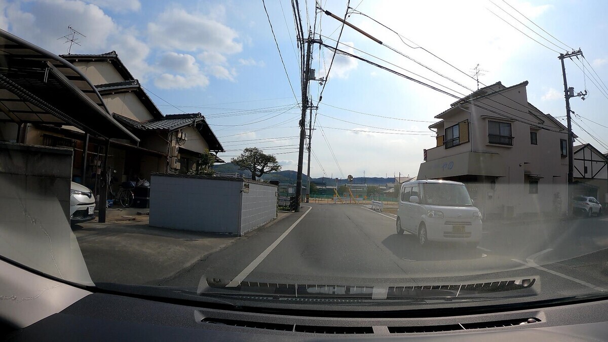 ☆★☆【令和５年２月３日㈮遭遇車リスト】  国道経由仕事場町内縦貫ルート３７００ｍ  【出発地１０００ｍ圏内】遭遇総数６台  「警戒区域」内に登場の容疑要件満足車、実に総遭遇車数２３台中１６台。  ③・・５５、④・・７７、➅２３４５㊈、  ③白　アクティ　　　　岡山４８５　か　・・５５　　　９０ｍ（２桁ナンバー）  ④白　タント　　　　　岡山５８０　り　・・７７　　１７０ｍ（２桁ナンバー）　  ➅白　キャスト　　　　岡山５８１　ひ　２３４５　　２９０ｍ（等差数列＆㊈）  ⓱青　デミオ　　　　　広島５０２　ま　５３４６　２６００ｍ（青＆【九】）  ⓯黒　ＮーＢＯＸ　　　岡山５８８　あ　・１２１　２６００ｍ（３桁ナンバー）  ⓮白　デュトロ　　　　岡山１００　せ　１００８　２８００ｍ（【九】）  ⓭白　クラウン　　　　岡山３４９　ふ　・・１６　２８００ｍ（２桁ナンバー）  ⓫白　アクティ　　　　岡山４１　　に　・２５８　２９００ｍ（３桁ナンバー）  ➓白　ハイゼット　　　岡山４８０　そ　９８８１　２９００ｍ（㊈）  ➒白　ダイナ　　　　　岡山４００　な　１２５２　３０００ｍ（㊈）  ➑白　キャンター　　　岡山４００　な　５３４６　３０００ｍ（【九】）  ➐白　バネット　　　　岡山５０２　と　・６３２　３１００ｍ（３桁＆㊈）  ➏白　ダイナ　　　　　岡山４００　な　５６８８　３１００ｍ（【九】）  ➎銀　ヴィッツ　　　　岡山５０１　ま　１０１７　３１００ｍ（【九】）  ➌銀　アトラス４ドア　岡山４３０　と　８０１０　３３００ｍ（【九】）  ➋緑　プロフィア　　　岡山８００　す　６６４８　３５００ｍ（㊈）     【目的地１０００ｍ圏内】遭遇総数１７台  ⓱青５４３６【九】、⓯・１２１、⓮１００８【九】、⓭・・１６、  ⓫・２５８、➓９８８１㊈、➒１２５２㊈、➑５３４６【九】、➐・６３２㊈、  ➏５６８８【九】、➎１０１７【九】、➌８０１０【九】、➋６６４８㊈。  ⓱青　デミオ　　　　　広島５０２　ま　５３４６　２６００ｍ（青＆【九】）  ⓯黒　ＮーＢＯＸ　　　岡山５８８　あ　・１２１　２６００ｍ（３桁ナンバー）  ⓮白　デュトロ　　　　岡山１００　せ　１００８　２８００ｍ（【九】）  ⓭白　クラウン　　　　岡山３４９　ふ　・・１６　２８００ｍ（２桁ナンバー）  ⓫白　アクティ　　　　岡山４１　　に　・２５８　２９００ｍ（３桁ナンバー）  ➓白　ハイゼット　　　岡山４８０　そ　９８８１　２９００ｍ（㊈）  ➒白　ダイナ　　　　　岡山４００　な　１２５２　３０００ｍ（㊈）  ➑白　キャンター　　　岡山４００　な　５３４６　３０００ｍ（【九】）  ➐白　バネット　　　　岡山５０２　と　・６３２　３１００ｍ（３桁＆㊈）  ➏白　ダイナ　　　　　岡山４００　な　５６８８　３１００ｍ（【九】）  ➎銀　ヴィッツ　　　　岡山５０１　ま　１０１７　３１００ｍ（【九】）  ➌銀　アトラス４ドア　岡山４３０　と　８０１０　３３００ｍ（【九】）  ➋緑　プロフィア　　　岡山８００　す　６６４８　３５００ｍ（㊈）