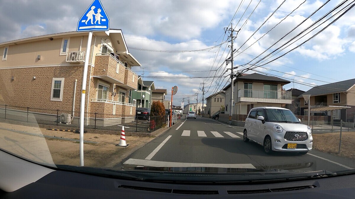 ☆★☆【令和５年２月３日㈮遭遇車リスト】  国道経由仕事場町内縦貫ルート３７００ｍ  【出発地１０００ｍ圏内】遭遇総数６台  「警戒区域」内に登場の容疑要件満足車、実に総遭遇車数２３台中１６台。  ③・・５５、④・・７７、➅２３４５㊈、  ③白　アクティ　　　　岡山４８５　か　・・５５　　　９０ｍ（２桁ナンバー）  ④白　タント　　　　　岡山５８０　り　・・７７　　１７０ｍ（２桁ナンバー）　  ➅白　キャスト　　　　岡山５８１　ひ　２３４５　　２９０ｍ（等差数列＆㊈）  ⓱青　デミオ　　　　　広島５０２　ま　５３４６　２６００ｍ（青＆【九】）  ⓯黒　ＮーＢＯＸ　　　岡山５８８　あ　・１２１　２６００ｍ（３桁ナンバー）  ⓮白　デュトロ　　　　岡山１００　せ　１００８　２８００ｍ（【九】）  ⓭白　クラウン　　　　岡山３４９　ふ　・・１６　２８００ｍ（２桁ナンバー）  ⓫白　アクティ　　　　岡山４１　　に　・２５８　２９００ｍ（３桁ナンバー）  ➓白　ハイゼット　　　岡山４８０　そ　９８８１　２９００ｍ（㊈）  ➒白　ダイナ　　　　　岡山４００　な　１２５２　３０００ｍ（㊈）  ➑白　キャンター　　　岡山４００　な　５３４６　３０００ｍ（【九】）  ➐白　バネット　　　　岡山５０２　と　・６３２　３１００ｍ（３桁＆㊈）  ➏白　ダイナ　　　　　岡山４００　な　５６８８　３１００ｍ（【九】）  ➎銀　ヴィッツ　　　　岡山５０１　ま　１０１７　３１００ｍ（【九】）  ➌銀　アトラス４ドア　岡山４３０　と　８０１０　３３００ｍ（【九】）  ➋緑　プロフィア　　　岡山８００　す　６６４８　３５００ｍ（㊈）     【目的地１０００ｍ圏内】遭遇総数１７台  ⓱青５４３６【九】、⓯・１２１、⓮１００８【九】、⓭・・１６、  ⓫・２５８、➓９８８１㊈、➒１２５２㊈、➑５３４６【九】、➐・６３２㊈、  ➏５６８８【九】、➎１０１７【九】、➌８０１０【九】、➋６６４８㊈。  ⓱青　デミオ　　　　　広島５０２　ま　５３４６　２６００ｍ（青＆【九】）  ⓯黒　ＮーＢＯＸ　　　岡山５８８　あ　・１２１　２６００ｍ（３桁ナンバー）  ⓮白　デュトロ　　　　岡山１００　せ　１００８　２８００ｍ（【九】）  ⓭白　クラウン　　　　岡山３４９　ふ　・・１６　２８００ｍ（２桁ナンバー）  ⓫白　アクティ　　　　岡山４１　　に　・２５８　２９００ｍ（３桁ナンバー）  ➓白　ハイゼット　　　岡山４８０　そ　９８８１　２９００ｍ（㊈）  ➒白　ダイナ　　　　　岡山４００　な　１２５２　３０００ｍ（㊈）  ➑白　キャンター　　　岡山４００　な　５３４６　３０００ｍ（【九】）  ➐白　バネット　　　　岡山５０２　と　・６３２　３１００ｍ（３桁＆㊈）  ➏白　ダイナ　　　　　岡山４００　な　５６８８　３１００ｍ（【九】）  ➎銀　ヴィッツ　　　　岡山５０１　ま　１０１７　３１００ｍ（【九】）  ➌銀　アトラス４ドア　岡山４３０　と　８０１０　３３００ｍ（【九】）  ➋緑　プロフィア　　　岡山８００　す　６６４８　３５００ｍ（㊈）