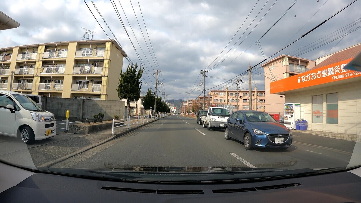 ☆★☆【令和５年２月３日㈮遭遇車リスト】  国道経由仕事場町内縦貫ルート３７００ｍ  【出発地１０００ｍ圏内】遭遇総数６台  「警戒区域」内に登場の容疑要件満足車、実に総遭遇車数２３台中１６台。  ③・・５５、④・・７７、➅２３４５㊈、  ③白　アクティ　　　　岡山４８５　か　・・５５　　　９０ｍ（２桁ナンバー）  ④白　タント　　　　　岡山５８０　り　・・７７　　１７０ｍ（２桁ナンバー）　  ➅白　キャスト　　　　岡山５８１　ひ　２３４５　　２９０ｍ（等差数列＆㊈）  ⓱青　デミオ　　　　　広島５０２　ま　５３４６　２６００ｍ（青＆【九】）  ⓯黒　ＮーＢＯＸ　　　岡山５８８　あ　・１２１　２６００ｍ（３桁ナンバー）  ⓮白　デュトロ　　　　岡山１００　せ　１００８　２８００ｍ（【九】）  ⓭白　クラウン　　　　岡山３４９　ふ　・・１６　２８００ｍ（２桁ナンバー）  ⓫白　アクティ　　　　岡山４１　　に　・２５８　２９００ｍ（３桁ナンバー）  ➓白　ハイゼット　　　岡山４８０　そ　９８８１　２９００ｍ（㊈）  ➒白　ダイナ　　　　　岡山４００　な　１２５２　３０００ｍ（㊈）  ➑白　キャンター　　　岡山４００　な　５３４６　３０００ｍ（【九】）  ➐白　バネット　　　　岡山５０２　と　・６３２　３１００ｍ（３桁＆㊈）  ➏白　ダイナ　　　　　岡山４００　な　５６８８　３１００ｍ（【九】）  ➎銀　ヴィッツ　　　　岡山５０１　ま　１０１７　３１００ｍ（【九】）  ➌銀　アトラス４ドア　岡山４３０　と　８０１０　３３００ｍ（【九】）  ➋緑　プロフィア　　　岡山８００　す　６６４８　３５００ｍ（㊈）     【目的地１０００ｍ圏内】遭遇総数１７台  ⓱青５４３６【九】、⓯・１２１、⓮１００８【九】、⓭・・１６、  ⓫・２５８、➓９８８１㊈、➒１２５２㊈、➑５３４６【九】、➐・６３２㊈、  ➏５６８８【九】、➎１０１７【九】、➌８０１０【九】、➋６６４８㊈。  ⓱青　デミオ　　　　　広島５０２　ま　５３４６　２６００ｍ（青＆【九】）  ⓯黒　ＮーＢＯＸ　　　岡山５８８　あ　・１２１　２６００ｍ（３桁ナンバー）  ⓮白　デュトロ　　　　岡山１００　せ　１００８　２８００ｍ（【九】）  ⓭白　クラウン　　　　岡山３４９　ふ　・・１６　２８００ｍ（２桁ナンバー）  ⓫白　アクティ　　　　岡山４１　　に　・２５８　２９００ｍ（３桁ナンバー）  ➓白　ハイゼット　　　岡山４８０　そ　９８８１　２９００ｍ（㊈）  ➒白　ダイナ　　　　　岡山４００　な　１２５２　３０００ｍ（㊈）  ➑白　キャンター　　　岡山４００　な　５３４６　３０００ｍ（【九】）  ➐白　バネット　　　　岡山５０２　と　・６３２　３１００ｍ（３桁＆㊈）  ➏白　ダイナ　　　　　岡山４００　な　５６８８　３１００ｍ（【九】）  ➎銀　ヴィッツ　　　　岡山５０１　ま　１０１７　３１００ｍ（【九】）  ➌銀　アトラス４ドア　岡山４３０　と　８０１０　３３００ｍ（【九】）  ➋緑　プロフィア　　　岡山８００　す　６６４８　３５００ｍ（㊈）