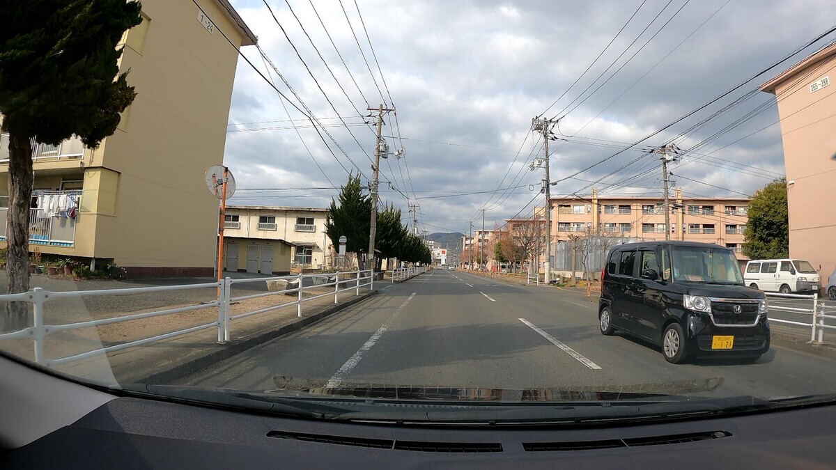 ☆★☆【令和５年２月３日㈮遭遇車リスト】  国道経由仕事場町内縦貫ルート３７００ｍ  【出発地１０００ｍ圏内】遭遇総数６台  「警戒区域」内に登場の容疑要件満足車、実に総遭遇車数２３台中１６台。  ③・・５５、④・・７７、➅２３４５㊈、  ③白　アクティ　　　　岡山４８５　か　・・５５　　　９０ｍ（２桁ナンバー）  ④白　タント　　　　　岡山５８０　り　・・７７　　１７０ｍ（２桁ナンバー）　  ➅白　キャスト　　　　岡山５８１　ひ　２３４５　　２９０ｍ（等差数列＆㊈）  ⓱青　デミオ　　　　　広島５０２　ま　５３４６　２６００ｍ（青＆【九】）  ⓯黒　ＮーＢＯＸ　　　岡山５８８　あ　・１２１　２６００ｍ（３桁ナンバー）  ⓮白　デュトロ　　　　岡山１００　せ　１００８　２８００ｍ（【九】）  ⓭白　クラウン　　　　岡山３４９　ふ　・・１６　２８００ｍ（２桁ナンバー）  ⓫白　アクティ　　　　岡山４１　　に　・２５８　２９００ｍ（３桁ナンバー）  ➓白　ハイゼット　　　岡山４８０　そ　９８８１　２９００ｍ（㊈）  ➒白　ダイナ　　　　　岡山４００　な　１２５２　３０００ｍ（㊈）  ➑白　キャンター　　　岡山４００　な　５３４６　３０００ｍ（【九】）  ➐白　バネット　　　　岡山５０２　と　・６３２　３１００ｍ（３桁＆㊈）  ➏白　ダイナ　　　　　岡山４００　な　５６８８　３１００ｍ（【九】）  ➎銀　ヴィッツ　　　　岡山５０１　ま　１０１７　３１００ｍ（【九】）  ➌銀　アトラス４ドア　岡山４３０　と　８０１０　３３００ｍ（【九】）  ➋緑　プロフィア　　　岡山８００　す　６６４８　３５００ｍ（㊈）     【目的地１０００ｍ圏内】遭遇総数１７台  ⓱青５４３６【九】、⓯・１２１、⓮１００８【九】、⓭・・１６、  ⓫・２５８、➓９８８１㊈、➒１２５２㊈、➑５３４６【九】、➐・６３２㊈、  ➏５６８８【九】、➎１０１７【九】、➌８０１０【九】、➋６６４８㊈。  ⓱青　デミオ　　　　　広島５０２　ま　５３４６　２６００ｍ（青＆【九】）  ⓯黒　ＮーＢＯＸ　　　岡山５８８　あ　・１２１　２６００ｍ（３桁ナンバー）  ⓮白　デュトロ　　　　岡山１００　せ　１００８　２８００ｍ（【九】）  ⓭白　クラウン　　　　岡山３４９　ふ　・・１６　２８００ｍ（２桁ナンバー）  ⓫白　アクティ　　　　岡山４１　　に　・２５８　２９００ｍ（３桁ナンバー）  ➓白　ハイゼット　　　岡山４８０　そ　９８８１　２９００ｍ（㊈）  ➒白　ダイナ　　　　　岡山４００　な　１２５２　３０００ｍ（㊈）  ➑白　キャンター　　　岡山４００　な　５３４６　３０００ｍ（【九】）  ➐白　バネット　　　　岡山５０２　と　・６３２　３１００ｍ（３桁＆㊈）  ➏白　ダイナ　　　　　岡山４００　な　５６８８　３１００ｍ（【九】）  ➎銀　ヴィッツ　　　　岡山５０１　ま　１０１７　３１００ｍ（【九】）  ➌銀　アトラス４ドア　岡山４３０　と　８０１０　３３００ｍ（【九】）  ➋緑　プロフィア　　　岡山８００　す　６６４８　３５００ｍ（㊈）