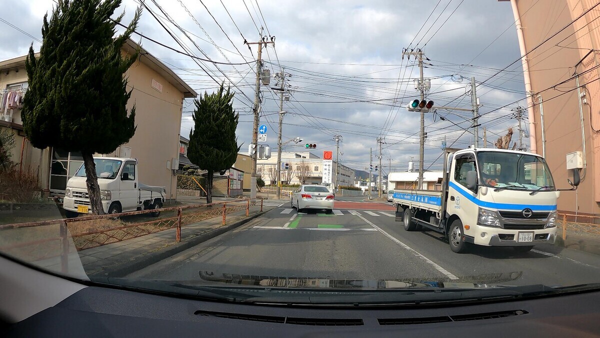 ☆★☆【令和５年２月３日㈮遭遇車リスト】  国道経由仕事場町内縦貫ルート３７００ｍ  【出発地１０００ｍ圏内】遭遇総数６台  「警戒区域」内に登場の容疑要件満足車、実に総遭遇車数２３台中１６台。  ③・・５５、④・・７７、➅２３４５㊈、  ③白　アクティ　　　　岡山４８５　か　・・５５　　　９０ｍ（２桁ナンバー）  ④白　タント　　　　　岡山５８０　り　・・７７　　１７０ｍ（２桁ナンバー）　  ➅白　キャスト　　　　岡山５８１　ひ　２３４５　　２９０ｍ（等差数列＆㊈）  ⓱青　デミオ　　　　　広島５０２　ま　５３４６　２６００ｍ（青＆【九】）  ⓯黒　ＮーＢＯＸ　　　岡山５８８　あ　・１２１　２６００ｍ（３桁ナンバー）  ⓮白　デュトロ　　　　岡山１００　せ　１００８　２８００ｍ（【九】）  ⓭白　クラウン　　　　岡山３４９　ふ　・・１６　２８００ｍ（２桁ナンバー）  ⓫白　アクティ　　　　岡山４１　　に　・２５８　２９００ｍ（３桁ナンバー）  ➓白　ハイゼット　　　岡山４８０　そ　９８８１　２９００ｍ（㊈）  ➒白　ダイナ　　　　　岡山４００　な　１２５２　３０００ｍ（㊈）  ➑白　キャンター　　　岡山４００　な　５３４６　３０００ｍ（【九】）  ➐白　バネット　　　　岡山５０２　と　・６３２　３１００ｍ（３桁＆㊈）  ➏白　ダイナ　　　　　岡山４００　な　５６８８　３１００ｍ（【九】）  ➎銀　ヴィッツ　　　　岡山５０１　ま　１０１７　３１００ｍ（【九】）  ➌銀　アトラス４ドア　岡山４３０　と　８０１０　３３００ｍ（【九】）  ➋緑　プロフィア　　　岡山８００　す　６６４８　３５００ｍ（㊈）     【目的地１０００ｍ圏内】遭遇総数１７台  ⓱青５４３６【九】、⓯・１２１、⓮１００８【九】、⓭・・１６、  ⓫・２５８、➓９８８１㊈、➒１２５２㊈、➑５３４６【九】、➐・６３２㊈、  ➏５６８８【九】、➎１０１７【九】、➌８０１０【九】、➋６６４８㊈。  ⓱青　デミオ　　　　　広島５０２　ま　５３４６　２６００ｍ（青＆【九】）  ⓯黒　ＮーＢＯＸ　　　岡山５８８　あ　・１２１　２６００ｍ（３桁ナンバー）  ⓮白　デュトロ　　　　岡山１００　せ　１００８　２８００ｍ（【九】）  ⓭白　クラウン　　　　岡山３４９　ふ　・・１６　２８００ｍ（２桁ナンバー）  ⓫白　アクティ　　　　岡山４１　　に　・２５８　２９００ｍ（３桁ナンバー）  ➓白　ハイゼット　　　岡山４８０　そ　９８８１　２９００ｍ（㊈）  ➒白　ダイナ　　　　　岡山４００　な　１２５２　３０００ｍ（㊈）  ➑白　キャンター　　　岡山４００　な　５３４６　３０００ｍ（【九】）  ➐白　バネット　　　　岡山５０２　と　・６３２　３１００ｍ（３桁＆㊈）  ➏白　ダイナ　　　　　岡山４００　な　５６８８　３１００ｍ（【九】）  ➎銀　ヴィッツ　　　　岡山５０１　ま　１０１７　３１００ｍ（【九】）  ➌銀　アトラス４ドア　岡山４３０　と　８０１０　３３００ｍ（【九】）  ➋緑　プロフィア　　　岡山８００　す　６６４８　３５００ｍ（㊈）