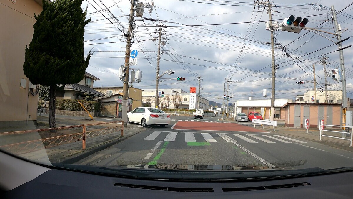 ☆★☆【令和５年２月３日㈮遭遇車リスト】  国道経由仕事場町内縦貫ルート３７００ｍ  【出発地１０００ｍ圏内】遭遇総数６台  「警戒区域」内に登場の容疑要件満足車、実に総遭遇車数２３台中１６台。  ③・・５５、④・・７７、➅２３４５㊈、  ③白　アクティ　　　　岡山４８５　か　・・５５　　　９０ｍ（２桁ナンバー）  ④白　タント　　　　　岡山５８０　り　・・７７　　１７０ｍ（２桁ナンバー）　  ➅白　キャスト　　　　岡山５８１　ひ　２３４５　　２９０ｍ（等差数列＆㊈）  ⓱青　デミオ　　　　　広島５０２　ま　５３４６　２６００ｍ（青＆【九】）  ⓯黒　ＮーＢＯＸ　　　岡山５８８　あ　・１２１　２６００ｍ（３桁ナンバー）  ⓮白　デュトロ　　　　岡山１００　せ　１００８　２８００ｍ（【九】）  ⓭白　クラウン　　　　岡山３４９　ふ　・・１６　２８００ｍ（２桁ナンバー）  ⓫白　アクティ　　　　岡山４１　　に　・２５８　２９００ｍ（３桁ナンバー）  ➓白　ハイゼット　　　岡山４８０　そ　９８８１　２９００ｍ（㊈）  ➒白　ダイナ　　　　　岡山４００　な　１２５２　３０００ｍ（㊈）  ➑白　キャンター　　　岡山４００　な　５３４６　３０００ｍ（【九】）  ➐白　バネット　　　　岡山５０２　と　・６３２　３１００ｍ（３桁＆㊈）  ➏白　ダイナ　　　　　岡山４００　な　５６８８　３１００ｍ（【九】）  ➎銀　ヴィッツ　　　　岡山５０１　ま　１０１７　３１００ｍ（【九】）  ➌銀　アトラス４ドア　岡山４３０　と　８０１０　３３００ｍ（【九】）  ➋緑　プロフィア　　　岡山８００　す　６６４８　３５００ｍ（㊈）     【目的地１０００ｍ圏内】遭遇総数１７台  ⓱青５４３６【九】、⓯・１２１、⓮１００８【九】、⓭・・１６、  ⓫・２５８、➓９８８１㊈、➒１２５２㊈、➑５３４６【九】、➐・６３２㊈、  ➏５６８８【九】、➎１０１７【九】、➌８０１０【九】、➋６６４８㊈。  ⓱青　デミオ　　　　　広島５０２　ま　５３４６　２６００ｍ（青＆【九】）  ⓯黒　ＮーＢＯＸ　　　岡山５８８　あ　・１２１　２６００ｍ（３桁ナンバー）  ⓮白　デュトロ　　　　岡山１００　せ　１００８　２８００ｍ（【九】）  ⓭白　クラウン　　　　岡山３４９　ふ　・・１６　２８００ｍ（２桁ナンバー）  ⓫白　アクティ　　　　岡山４１　　に　・２５８　２９００ｍ（３桁ナンバー）  ➓白　ハイゼット　　　岡山４８０　そ　９８８１　２９００ｍ（㊈）  ➒白　ダイナ　　　　　岡山４００　な　１２５２　３０００ｍ（㊈）  ➑白　キャンター　　　岡山４００　な　５３４６　３０００ｍ（【九】）  ➐白　バネット　　　　岡山５０２　と　・６３２　３１００ｍ（３桁＆㊈）  ➏白　ダイナ　　　　　岡山４００　な　５６８８　３１００ｍ（【九】）  ➎銀　ヴィッツ　　　　岡山５０１　ま　１０１７　３１００ｍ（【九】）  ➌銀　アトラス４ドア　岡山４３０　と　８０１０　３３００ｍ（【九】）  ➋緑　プロフィア　　　岡山８００　す　６６４８　３５００ｍ（㊈）