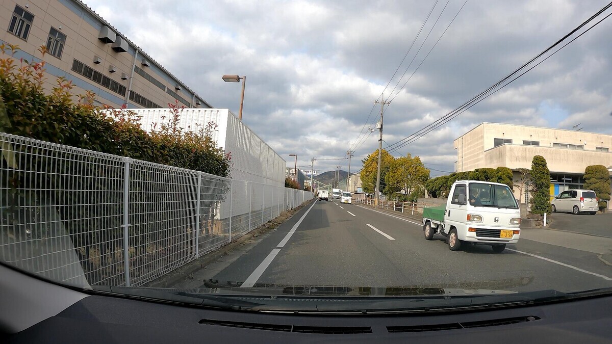 ☆★☆【令和５年２月３日㈮遭遇車リスト】  国道経由仕事場町内縦貫ルート３７００ｍ  【出発地１０００ｍ圏内】遭遇総数６台  「警戒区域」内に登場の容疑要件満足車、実に総遭遇車数２３台中１６台。  ③・・５５、④・・７７、➅２３４５㊈、  ③白　アクティ　　　　岡山４８５　か　・・５５　　　９０ｍ（２桁ナンバー）  ④白　タント　　　　　岡山５８０　り　・・７７　　１７０ｍ（２桁ナンバー）　  ➅白　キャスト　　　　岡山５８１　ひ　２３４５　　２９０ｍ（等差数列＆㊈）  ⓱青　デミオ　　　　　広島５０２　ま　５３４６　２６００ｍ（青＆【九】）  ⓯黒　ＮーＢＯＸ　　　岡山５８８　あ　・１２１　２６００ｍ（３桁ナンバー）  ⓮白　デュトロ　　　　岡山１００　せ　１００８　２８００ｍ（【九】）  ⓭白　クラウン　　　　岡山３４９　ふ　・・１６　２８００ｍ（２桁ナンバー）  ⓫白　アクティ　　　　岡山４１　　に　・２５８　２９００ｍ（３桁ナンバー）  ➓白　ハイゼット　　　岡山４８０　そ　９８８１　２９００ｍ（㊈）  ➒白　ダイナ　　　　　岡山４００　な　１２５２　３０００ｍ（㊈）  ➑白　キャンター　　　岡山４００　な　５３４６　３０００ｍ（【九】）  ➐白　バネット　　　　岡山５０２　と　・６３２　３１００ｍ（３桁＆㊈）  ➏白　ダイナ　　　　　岡山４００　な　５６８８　３１００ｍ（【九】）  ➎銀　ヴィッツ　　　　岡山５０１　ま　１０１７　３１００ｍ（【九】）  ➌銀　アトラス４ドア　岡山４３０　と　８０１０　３３００ｍ（【九】）  ➋緑　プロフィア　　　岡山８００　す　６６４８　３５００ｍ（㊈）     【目的地１０００ｍ圏内】遭遇総数１７台  ⓱青５４３６【九】、⓯・１２１、⓮１００８【九】、⓭・・１６、  ⓫・２５８、➓９８８１㊈、➒１２５２㊈、➑５３４６【九】、➐・６３２㊈、  ➏５６８８【九】、➎１０１７【九】、➌８０１０【九】、➋６６４８㊈。  ⓱青　デミオ　　　　　広島５０２　ま　５３４６　２６００ｍ（青＆【九】）  ⓯黒　ＮーＢＯＸ　　　岡山５８８　あ　・１２１　２６００ｍ（３桁ナンバー）  ⓮白　デュトロ　　　　岡山１００　せ　１００８　２８００ｍ（【九】）  ⓭白　クラウン　　　　岡山３４９　ふ　・・１６　２８００ｍ（２桁ナンバー）  ⓫白　アクティ　　　　岡山４１　　に　・２５８　２９００ｍ（３桁ナンバー）  ➓白　ハイゼット　　　岡山４８０　そ　９８８１　２９００ｍ（㊈）  ➒白　ダイナ　　　　　岡山４００　な　１２５２　３０００ｍ（㊈）  ➑白　キャンター　　　岡山４００　な　５３４６　３０００ｍ（【九】）  ➐白　バネット　　　　岡山５０２　と　・６３２　３１００ｍ（３桁＆㊈）  ➏白　ダイナ　　　　　岡山４００　な　５６８８　３１００ｍ（【九】）  ➎銀　ヴィッツ　　　　岡山５０１　ま　１０１７　３１００ｍ（【九】）  ➌銀　アトラス４ドア　岡山４３０　と　８０１０　３３００ｍ（【九】）  ➋緑　プロフィア　　　岡山８００　す　６６４８　３５００ｍ（㊈）