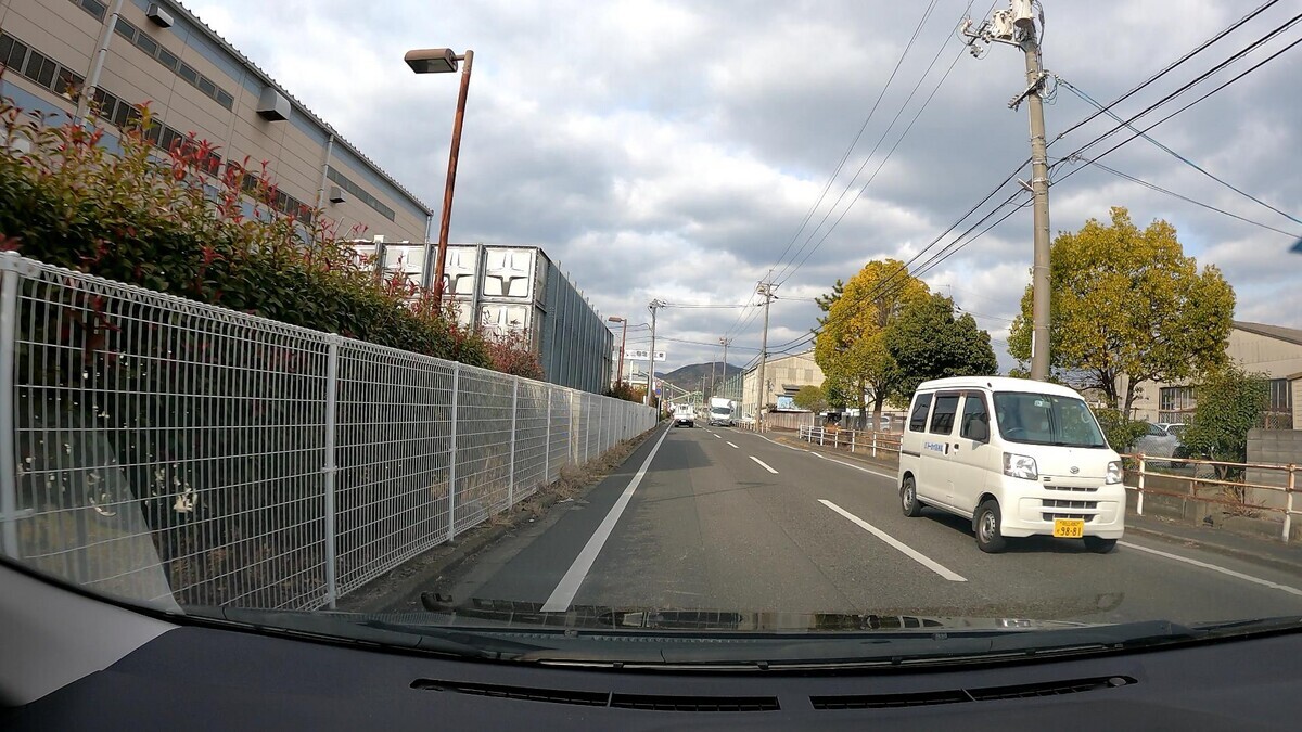 ☆★☆【令和５年２月３日㈮遭遇車リスト】  国道経由仕事場町内縦貫ルート３７００ｍ  【出発地１０００ｍ圏内】遭遇総数６台  「警戒区域」内に登場の容疑要件満足車、実に総遭遇車数２３台中１６台。  ③・・５５、④・・７７、➅２３４５㊈、  ③白　アクティ　　　　岡山４８５　か　・・５５　　　９０ｍ（２桁ナンバー）  ④白　タント　　　　　岡山５８０　り　・・７７　　１７０ｍ（２桁ナンバー）　  ➅白　キャスト　　　　岡山５８１　ひ　２３４５　　２９０ｍ（等差数列＆㊈）  ⓱青　デミオ　　　　　広島５０２　ま　５３４６　２６００ｍ（青＆【九】）  ⓯黒　ＮーＢＯＸ　　　岡山５８８　あ　・１２１　２６００ｍ（３桁ナンバー）  ⓮白　デュトロ　　　　岡山１００　せ　１００８　２８００ｍ（【九】）  ⓭白　クラウン　　　　岡山３４９　ふ　・・１６　２８００ｍ（２桁ナンバー）  ⓫白　アクティ　　　　岡山４１　　に　・２５８　２９００ｍ（３桁ナンバー）  ➓白　ハイゼット　　　岡山４８０　そ　９８８１　２９００ｍ（㊈）  ➒白　ダイナ　　　　　岡山４００　な　１２５２　３０００ｍ（㊈）  ➑白　キャンター　　　岡山４００　な　５３４６　３０００ｍ（【九】）  ➐白　バネット　　　　岡山５０２　と　・６３２　３１００ｍ（３桁＆㊈）  ➏白　ダイナ　　　　　岡山４００　な　５６８８　３１００ｍ（【九】）  ➎銀　ヴィッツ　　　　岡山５０１　ま　１０１７　３１００ｍ（【九】）  ➌銀　アトラス４ドア　岡山４３０　と　８０１０　３３００ｍ（【九】）  ➋緑　プロフィア　　　岡山８００　す　６６４８　３５００ｍ（㊈）     【目的地１０００ｍ圏内】遭遇総数１７台  ⓱青５４３６【九】、⓯・１２１、⓮１００８【九】、⓭・・１６、  ⓫・２５８、➓９８８１㊈、➒１２５２㊈、➑５３４６【九】、➐・６３２㊈、  ➏５６８８【九】、➎１０１７【九】、➌８０１０【九】、➋６６４８㊈。  ⓱青　デミオ　　　　　広島５０２　ま　５３４６　２６００ｍ（青＆【九】）  ⓯黒　ＮーＢＯＸ　　　岡山５８８　あ　・１２１　２６００ｍ（３桁ナンバー）  ⓮白　デュトロ　　　　岡山１００　せ　１００８　２８００ｍ（【九】）  ⓭白　クラウン　　　　岡山３４９　ふ　・・１６　２８００ｍ（２桁ナンバー）  ⓫白　アクティ　　　　岡山４１　　に　・２５８　２９００ｍ（３桁ナンバー）  ➓白　ハイゼット　　　岡山４８０　そ　９８８１　２９００ｍ（㊈）  ➒白　ダイナ　　　　　岡山４００　な　１２５２　３０００ｍ（㊈）  ➑白　キャンター　　　岡山４００　な　５３４６　３０００ｍ（【九】）  ➐白　バネット　　　　岡山５０２　と　・６３２　３１００ｍ（３桁＆㊈）  ➏白　ダイナ　　　　　岡山４００　な　５６８８　３１００ｍ（【九】）  ➎銀　ヴィッツ　　　　岡山５０１　ま　１０１７　３１００ｍ（【九】）  ➌銀　アトラス４ドア　岡山４３０　と　８０１０　３３００ｍ（【九】）  ➋緑　プロフィア　　　岡山８００　す　６６４８　３５００ｍ（㊈）
