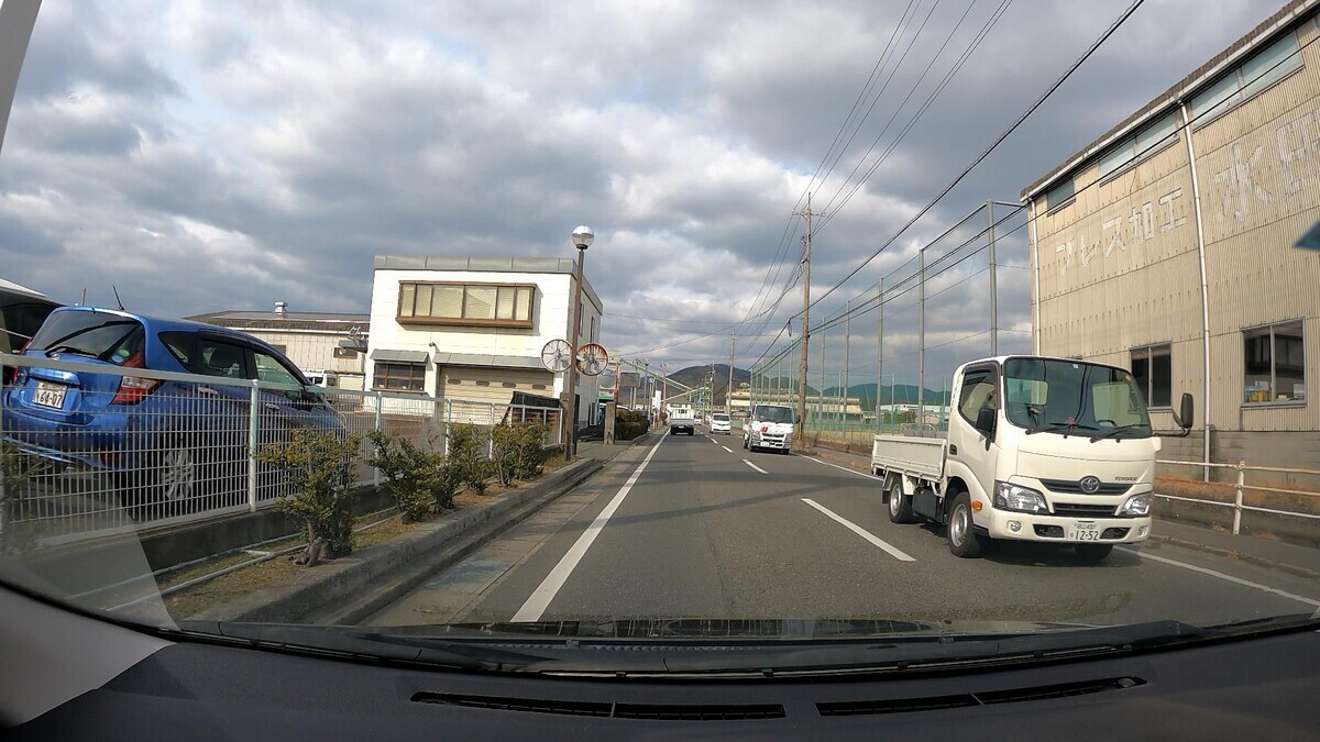 ☆★☆【令和５年２月３日㈮遭遇車リスト】  国道経由仕事場町内縦貫ルート３７００ｍ  【出発地１０００ｍ圏内】遭遇総数６台  「警戒区域」内に登場の容疑要件満足車、実に総遭遇車数２３台中１６台。  ③・・５５、④・・７７、➅２３４５㊈、  ③白　アクティ　　　　岡山４８５　か　・・５５　　　９０ｍ（２桁ナンバー）  ④白　タント　　　　　岡山５８０　り　・・７７　　１７０ｍ（２桁ナンバー）　  ➅白　キャスト　　　　岡山５８１　ひ　２３４５　　２９０ｍ（等差数列＆㊈）  ⓱青　デミオ　　　　　広島５０２　ま　５３４６　２６００ｍ（青＆【九】）  ⓯黒　ＮーＢＯＸ　　　岡山５８８　あ　・１２１　２６００ｍ（３桁ナンバー）  ⓮白　デュトロ　　　　岡山１００　せ　１００８　２８００ｍ（【九】）  ⓭白　クラウン　　　　岡山３４９　ふ　・・１６　２８００ｍ（２桁ナンバー）  ⓫白　アクティ　　　　岡山４１　　に　・２５８　２９００ｍ（３桁ナンバー）  ➓白　ハイゼット　　　岡山４８０　そ　９８８１　２９００ｍ（㊈）  ➒白　ダイナ　　　　　岡山４００　な　１２５２　３０００ｍ（㊈）  ➑白　キャンター　　　岡山４００　な　５３４６　３０００ｍ（【九】）  ➐白　バネット　　　　岡山５０２　と　・６３２　３１００ｍ（３桁＆㊈）  ➏白　ダイナ　　　　　岡山４００　な　５６８８　３１００ｍ（【九】）  ➎銀　ヴィッツ　　　　岡山５０１　ま　１０１７　３１００ｍ（【九】）  ➌銀　アトラス４ドア　岡山４３０　と　８０１０　３３００ｍ（【九】）  ➋緑　プロフィア　　　岡山８００　す　６６４８　３５００ｍ（㊈）     【目的地１０００ｍ圏内】遭遇総数１７台  ⓱青５４３６【九】、⓯・１２１、⓮１００８【九】、⓭・・１６、  ⓫・２５８、➓９８８１㊈、➒１２５２㊈、➑５３４６【九】、➐・６３２㊈、  ➏５６８８【九】、➎１０１７【九】、➌８０１０【九】、➋６６４８㊈。  ⓱青　デミオ　　　　　広島５０２　ま　５３４６　２６００ｍ（青＆【九】）  ⓯黒　ＮーＢＯＸ　　　岡山５８８　あ　・１２１　２６００ｍ（３桁ナンバー）  ⓮白　デュトロ　　　　岡山１００　せ　１００８　２８００ｍ（【九】）  ⓭白　クラウン　　　　岡山３４９　ふ　・・１６　２８００ｍ（２桁ナンバー）  ⓫白　アクティ　　　　岡山４１　　に　・２５８　２９００ｍ（３桁ナンバー）  ➓白　ハイゼット　　　岡山４８０　そ　９８８１　２９００ｍ（㊈）  ➒白　ダイナ　　　　　岡山４００　な　１２５２　３０００ｍ（㊈）  ➑白　キャンター　　　岡山４００　な　５３４６　３０００ｍ（【九】）  ➐白　バネット　　　　岡山５０２　と　・６３２　３１００ｍ（３桁＆㊈）  ➏白　ダイナ　　　　　岡山４００　な　５６８８　３１００ｍ（【九】）  ➎銀　ヴィッツ　　　　岡山５０１　ま　１０１７　３１００ｍ（【九】）  ➌銀　アトラス４ドア　岡山４３０　と　８０１０　３３００ｍ（【九】）  ➋緑　プロフィア　　　岡山８００　す　６６４８　３５００ｍ（㊈）
