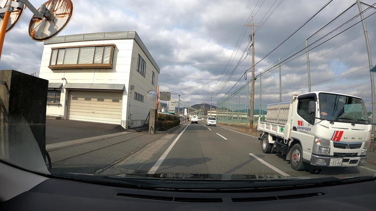 ☆★☆【令和５年２月３日㈮遭遇車リスト】  国道経由仕事場町内縦貫ルート３７００ｍ  【出発地１０００ｍ圏内】遭遇総数６台  「警戒区域」内に登場の容疑要件満足車、実に総遭遇車数２３台中１６台。  ③・・５５、④・・７７、➅２３４５㊈、  ③白　アクティ　　　　岡山４８５　か　・・５５　　　９０ｍ（２桁ナンバー）  ④白　タント　　　　　岡山５８０　り　・・７７　　１７０ｍ（２桁ナンバー）　  ➅白　キャスト　　　　岡山５８１　ひ　２３４５　　２９０ｍ（等差数列＆㊈）  ⓱青　デミオ　　　　　広島５０２　ま　５３４６　２６００ｍ（青＆【九】）  ⓯黒　ＮーＢＯＸ　　　岡山５８８　あ　・１２１　２６００ｍ（３桁ナンバー）  ⓮白　デュトロ　　　　岡山１００　せ　１００８　２８００ｍ（【九】）  ⓭白　クラウン　　　　岡山３４９　ふ　・・１６　２８００ｍ（２桁ナンバー）  ⓫白　アクティ　　　　岡山４１　　に　・２５８　２９００ｍ（３桁ナンバー）  ➓白　ハイゼット　　　岡山４８０　そ　９８８１　２９００ｍ（㊈）  ➒白　ダイナ　　　　　岡山４００　な　１２５２　３０００ｍ（㊈）  ➑白　キャンター　　　岡山４００　な　５３４６　３０００ｍ（【九】）  ➐白　バネット　　　　岡山５０２　と　・６３２　３１００ｍ（３桁＆㊈）  ➏白　ダイナ　　　　　岡山４００　な　５６８８　３１００ｍ（【九】）  ➎銀　ヴィッツ　　　　岡山５０１　ま　１０１７　３１００ｍ（【九】）  ➌銀　アトラス４ドア　岡山４３０　と　８０１０　３３００ｍ（【九】）  ➋緑　プロフィア　　　岡山８００　す　６６４８　３５００ｍ（㊈）     【目的地１０００ｍ圏内】遭遇総数１７台  ⓱青５４３６【九】、⓯・１２１、⓮１００８【九】、⓭・・１６、  ⓫・２５８、➓９８８１㊈、➒１２５２㊈、➑５３４６【九】、➐・６３２㊈、  ➏５６８８【九】、➎１０１７【九】、➌８０１０【九】、➋６６４８㊈。  ⓱青　デミオ　　　　　広島５０２　ま　５３４６　２６００ｍ（青＆【九】）  ⓯黒　ＮーＢＯＸ　　　岡山５８８　あ　・１２１　２６００ｍ（３桁ナンバー）  ⓮白　デュトロ　　　　岡山１００　せ　１００８　２８００ｍ（【九】）  ⓭白　クラウン　　　　岡山３４９　ふ　・・１６　２８００ｍ（２桁ナンバー）  ⓫白　アクティ　　　　岡山４１　　に　・２５８　２９００ｍ（３桁ナンバー）  ➓白　ハイゼット　　　岡山４８０　そ　９８８１　２９００ｍ（㊈）  ➒白　ダイナ　　　　　岡山４００　な　１２５２　３０００ｍ（㊈）  ➑白　キャンター　　　岡山４００　な　５３４６　３０００ｍ（【九】）  ➐白　バネット　　　　岡山５０２　と　・６３２　３１００ｍ（３桁＆㊈）  ➏白　ダイナ　　　　　岡山４００　な　５６８８　３１００ｍ（【九】）  ➎銀　ヴィッツ　　　　岡山５０１　ま　１０１７　３１００ｍ（【九】）  ➌銀　アトラス４ドア　岡山４３０　と　８０１０　３３００ｍ（【九】）  ➋緑　プロフィア　　　岡山８００　す　６６４８　３５００ｍ（㊈）