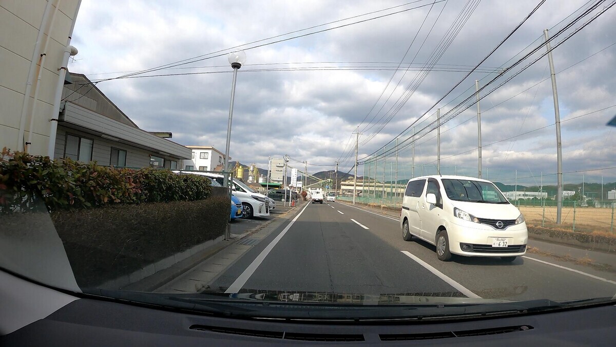 ☆★☆【令和５年２月３日㈮遭遇車リスト】  国道経由仕事場町内縦貫ルート３７００ｍ  【出発地１０００ｍ圏内】遭遇総数６台  「警戒区域」内に登場の容疑要件満足車、実に総遭遇車数２３台中１６台。  ③・・５５、④・・７７、➅２３４５㊈、  ③白　アクティ　　　　岡山４８５　か　・・５５　　　９０ｍ（２桁ナンバー）  ④白　タント　　　　　岡山５８０　り　・・７７　　１７０ｍ（２桁ナンバー）　  ➅白　キャスト　　　　岡山５８１　ひ　２３４５　　２９０ｍ（等差数列＆㊈）  ⓱青　デミオ　　　　　広島５０２　ま　５３４６　２６００ｍ（青＆【九】）  ⓯黒　ＮーＢＯＸ　　　岡山５８８　あ　・１２１　２６００ｍ（３桁ナンバー）  ⓮白　デュトロ　　　　岡山１００　せ　１００８　２８００ｍ（【九】）  ⓭白　クラウン　　　　岡山３４９　ふ　・・１６　２８００ｍ（２桁ナンバー）  ⓫白　アクティ　　　　岡山４１　　に　・２５８　２９００ｍ（３桁ナンバー）  ➓白　ハイゼット　　　岡山４８０　そ　９８８１　２９００ｍ（㊈）  ➒白　ダイナ　　　　　岡山４００　な　１２５２　３０００ｍ（㊈）  ➑白　キャンター　　　岡山４００　な　５３４６　３０００ｍ（【九】）  ➐白　バネット　　　　岡山５０２　と　・６３２　３１００ｍ（３桁＆㊈）  ➏白　ダイナ　　　　　岡山４００　な　５６８８　３１００ｍ（【九】）  ➎銀　ヴィッツ　　　　岡山５０１　ま　１０１７　３１００ｍ（【九】）  ➌銀　アトラス４ドア　岡山４３０　と　８０１０　３３００ｍ（【九】）  ➋緑　プロフィア　　　岡山８００　す　６６４８　３５００ｍ（㊈）     【目的地１０００ｍ圏内】遭遇総数１７台  ⓱青５４３６【九】、⓯・１２１、⓮１００８【九】、⓭・・１６、  ⓫・２５８、➓９８８１㊈、➒１２５２㊈、➑５３４６【九】、➐・６３２㊈、  ➏５６８８【九】、➎１０１７【九】、➌８０１０【九】、➋６６４８㊈。  ⓱青　デミオ　　　　　広島５０２　ま　５３４６　２６００ｍ（青＆【九】）  ⓯黒　ＮーＢＯＸ　　　岡山５８８　あ　・１２１　２６００ｍ（３桁ナンバー）  ⓮白　デュトロ　　　　岡山１００　せ　１００８　２８００ｍ（【九】）  ⓭白　クラウン　　　　岡山３４９　ふ　・・１６　２８００ｍ（２桁ナンバー）  ⓫白　アクティ　　　　岡山４１　　に　・２５８　２９００ｍ（３桁ナンバー）  ➓白　ハイゼット　　　岡山４８０　そ　９８８１　２９００ｍ（㊈）  ➒白　ダイナ　　　　　岡山４００　な　１２５２　３０００ｍ（㊈）  ➑白　キャンター　　　岡山４００　な　５３４６　３０００ｍ（【九】）  ➐白　バネット　　　　岡山５０２　と　・６３２　３１００ｍ（３桁＆㊈）  ➏白　ダイナ　　　　　岡山４００　な　５６８８　３１００ｍ（【九】）  ➎銀　ヴィッツ　　　　岡山５０１　ま　１０１７　３１００ｍ（【九】）  ➌銀　アトラス４ドア　岡山４３０　と　８０１０　３３００ｍ（【九】）  ➋緑　プロフィア　　　岡山８００　す　６６４８　３５００ｍ（㊈）