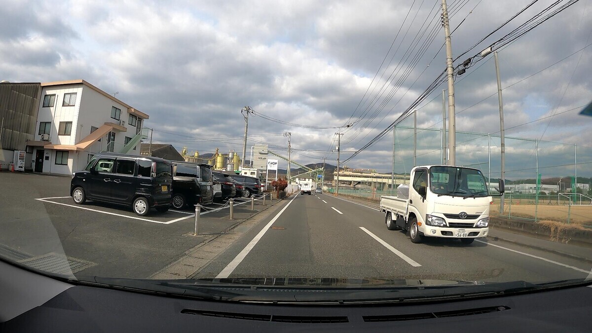 ☆★☆【令和５年２月３日㈮遭遇車リスト】  国道経由仕事場町内縦貫ルート３７００ｍ  【出発地１０００ｍ圏内】遭遇総数６台  「警戒区域」内に登場の容疑要件満足車、実に総遭遇車数２３台中１６台。  ③・・５５、④・・７７、➅２３４５㊈、  ③白　アクティ　　　　岡山４８５　か　・・５５　　　９０ｍ（２桁ナンバー）  ④白　タント　　　　　岡山５８０　り　・・７７　　１７０ｍ（２桁ナンバー）　  ➅白　キャスト　　　　岡山５８１　ひ　２３４５　　２９０ｍ（等差数列＆㊈）  ⓱青　デミオ　　　　　広島５０２　ま　５３４６　２６００ｍ（青＆【九】）  ⓯黒　ＮーＢＯＸ　　　岡山５８８　あ　・１２１　２６００ｍ（３桁ナンバー）  ⓮白　デュトロ　　　　岡山１００　せ　１００８　２８００ｍ（【九】）  ⓭白　クラウン　　　　岡山３４９　ふ　・・１６　２８００ｍ（２桁ナンバー）  ⓫白　アクティ　　　　岡山４１　　に　・２５８　２９００ｍ（３桁ナンバー）  ➓白　ハイゼット　　　岡山４８０　そ　９８８１　２９００ｍ（㊈）  ➒白　ダイナ　　　　　岡山４００　な　１２５２　３０００ｍ（㊈）  ➑白　キャンター　　　岡山４００　な　５３４６　３０００ｍ（【九】）  ➐白　バネット　　　　岡山５０２　と　・６３２　３１００ｍ（３桁＆㊈）  ➏白　ダイナ　　　　　岡山４００　な　５６８８　３１００ｍ（【九】）  ➎銀　ヴィッツ　　　　岡山５０１　ま　１０１７　３１００ｍ（【九】）  ➌銀　アトラス４ドア　岡山４３０　と　８０１０　３３００ｍ（【九】）  ➋緑　プロフィア　　　岡山８００　す　６６４８　３５００ｍ（㊈）     【目的地１０００ｍ圏内】遭遇総数１７台  ⓱青５４３６【九】、⓯・１２１、⓮１００８【九】、⓭・・１６、  ⓫・２５８、➓９８８１㊈、➒１２５２㊈、➑５３４６【九】、➐・６３２㊈、  ➏５６８８【九】、➎１０１７【九】、➌８０１０【九】、➋６６４８㊈。  ⓱青　デミオ　　　　　広島５０２　ま　５３４６　２６００ｍ（青＆【九】）  ⓯黒　ＮーＢＯＸ　　　岡山５８８　あ　・１２１　２６００ｍ（３桁ナンバー）  ⓮白　デュトロ　　　　岡山１００　せ　１００８　２８００ｍ（【九】）  ⓭白　クラウン　　　　岡山３４９　ふ　・・１６　２８００ｍ（２桁ナンバー）  ⓫白　アクティ　　　　岡山４１　　に　・２５８　２９００ｍ（３桁ナンバー）  ➓白　ハイゼット　　　岡山４８０　そ　９８８１　２９００ｍ（㊈）  ➒白　ダイナ　　　　　岡山４００　な　１２５２　３０００ｍ（㊈）  ➑白　キャンター　　　岡山４００　な　５３４６　３０００ｍ（【九】）  ➐白　バネット　　　　岡山５０２　と　・６３２　３１００ｍ（３桁＆㊈）  ➏白　ダイナ　　　　　岡山４００　な　５６８８　３１００ｍ（【九】）  ➎銀　ヴィッツ　　　　岡山５０１　ま　１０１７　３１００ｍ（【九】）  ➌銀　アトラス４ドア　岡山４３０　と　８０１０　３３００ｍ（【九】）  ➋緑　プロフィア　　　岡山８００　す　６６４８　３５００ｍ（㊈）