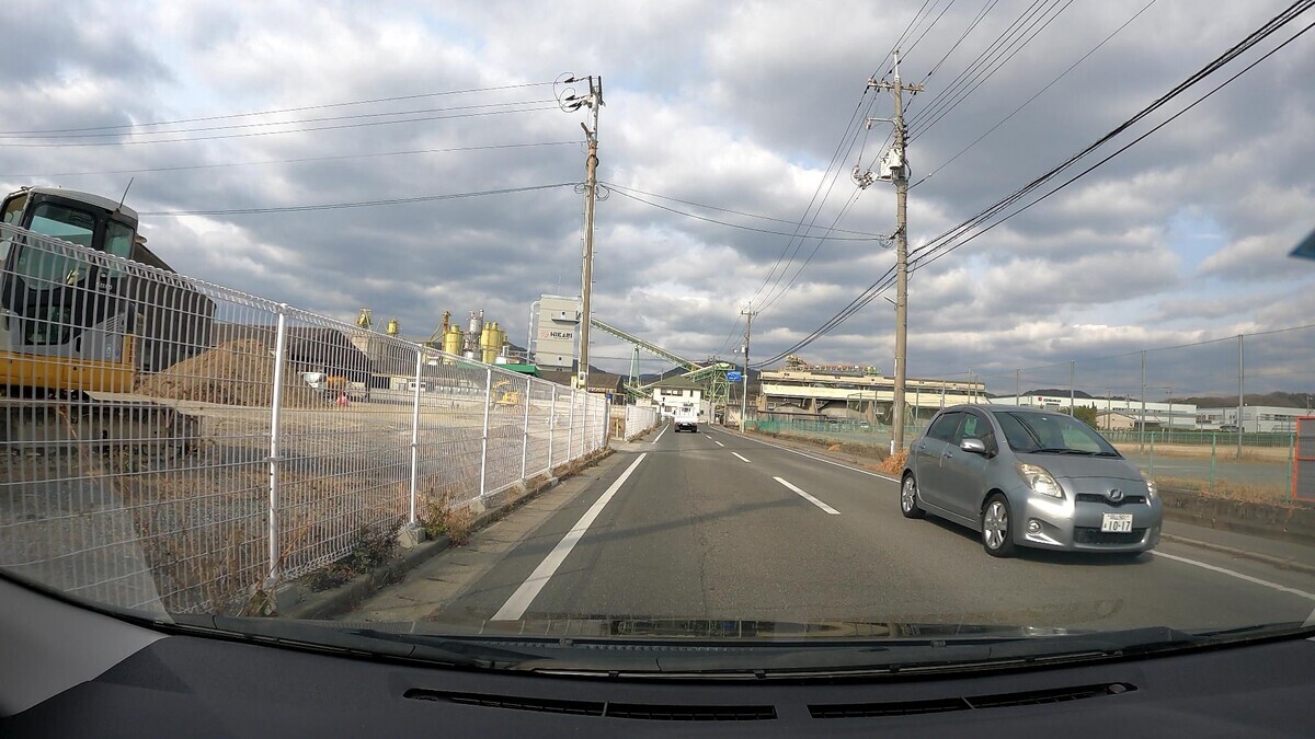 ☆★☆【令和５年２月３日㈮遭遇車リスト】  国道経由仕事場町内縦貫ルート３７００ｍ  【出発地１０００ｍ圏内】遭遇総数６台  「警戒区域」内に登場の容疑要件満足車、実に総遭遇車数２３台中１６台。  ③・・５５、④・・７７、➅２３４５㊈、  ③白　アクティ　　　　岡山４８５　か　・・５５　　　９０ｍ（２桁ナンバー）  ④白　タント　　　　　岡山５８０　り　・・７７　　１７０ｍ（２桁ナンバー）　  ➅白　キャスト　　　　岡山５８１　ひ　２３４５　　２９０ｍ（等差数列＆㊈）  ⓱青　デミオ　　　　　広島５０２　ま　５３４６　２６００ｍ（青＆【九】）  ⓯黒　ＮーＢＯＸ　　　岡山５８８　あ　・１２１　２６００ｍ（３桁ナンバー）  ⓮白　デュトロ　　　　岡山１００　せ　１００８　２８００ｍ（【九】）  ⓭白　クラウン　　　　岡山３４９　ふ　・・１６　２８００ｍ（２桁ナンバー）  ⓫白　アクティ　　　　岡山４１　　に　・２５８　２９００ｍ（３桁ナンバー）  ➓白　ハイゼット　　　岡山４８０　そ　９８８１　２９００ｍ（㊈）  ➒白　ダイナ　　　　　岡山４００　な　１２５２　３０００ｍ（㊈）  ➑白　キャンター　　　岡山４００　な　５３４６　３０００ｍ（【九】）  ➐白　バネット　　　　岡山５０２　と　・６３２　３１００ｍ（３桁＆㊈）  ➏白　ダイナ　　　　　岡山４００　な　５６８８　３１００ｍ（【九】）  ➎銀　ヴィッツ　　　　岡山５０１　ま　１０１７　３１００ｍ（【九】）  ➌銀　アトラス４ドア　岡山４３０　と　８０１０　３３００ｍ（【九】）  ➋緑　プロフィア　　　岡山８００　す　６６４８　３５００ｍ（㊈）     【目的地１０００ｍ圏内】遭遇総数１７台  ⓱青５４３６【九】、⓯・１２１、⓮１００８【九】、⓭・・１６、  ⓫・２５８、➓９８８１㊈、➒１２５２㊈、➑５３４６【九】、➐・６３２㊈、  ➏５６８８【九】、➎１０１７【九】、➌８０１０【九】、➋６６４８㊈。  ⓱青　デミオ　　　　　広島５０２　ま　５３４６　２６００ｍ（青＆【九】）  ⓯黒　ＮーＢＯＸ　　　岡山５８８　あ　・１２１　２６００ｍ（３桁ナンバー）  ⓮白　デュトロ　　　　岡山１００　せ　１００８　２８００ｍ（【九】）  ⓭白　クラウン　　　　岡山３４９　ふ　・・１６　２８００ｍ（２桁ナンバー）  ⓫白　アクティ　　　　岡山４１　　に　・２５８　２９００ｍ（３桁ナンバー）  ➓白　ハイゼット　　　岡山４８０　そ　９８８１　２９００ｍ（㊈）  ➒白　ダイナ　　　　　岡山４００　な　１２５２　３０００ｍ（㊈）  ➑白　キャンター　　　岡山４００　な　５３４６　３０００ｍ（【九】）  ➐白　バネット　　　　岡山５０２　と　・６３２　３１００ｍ（３桁＆㊈）  ➏白　ダイナ　　　　　岡山４００　な　５６８８　３１００ｍ（【九】）  ➎銀　ヴィッツ　　　　岡山５０１　ま　１０１７　３１００ｍ（【九】）  ➌銀　アトラス４ドア　岡山４３０　と　８０１０　３３００ｍ（【九】）  ➋緑　プロフィア　　　岡山８００　す　６６４８　３５００ｍ（㊈）