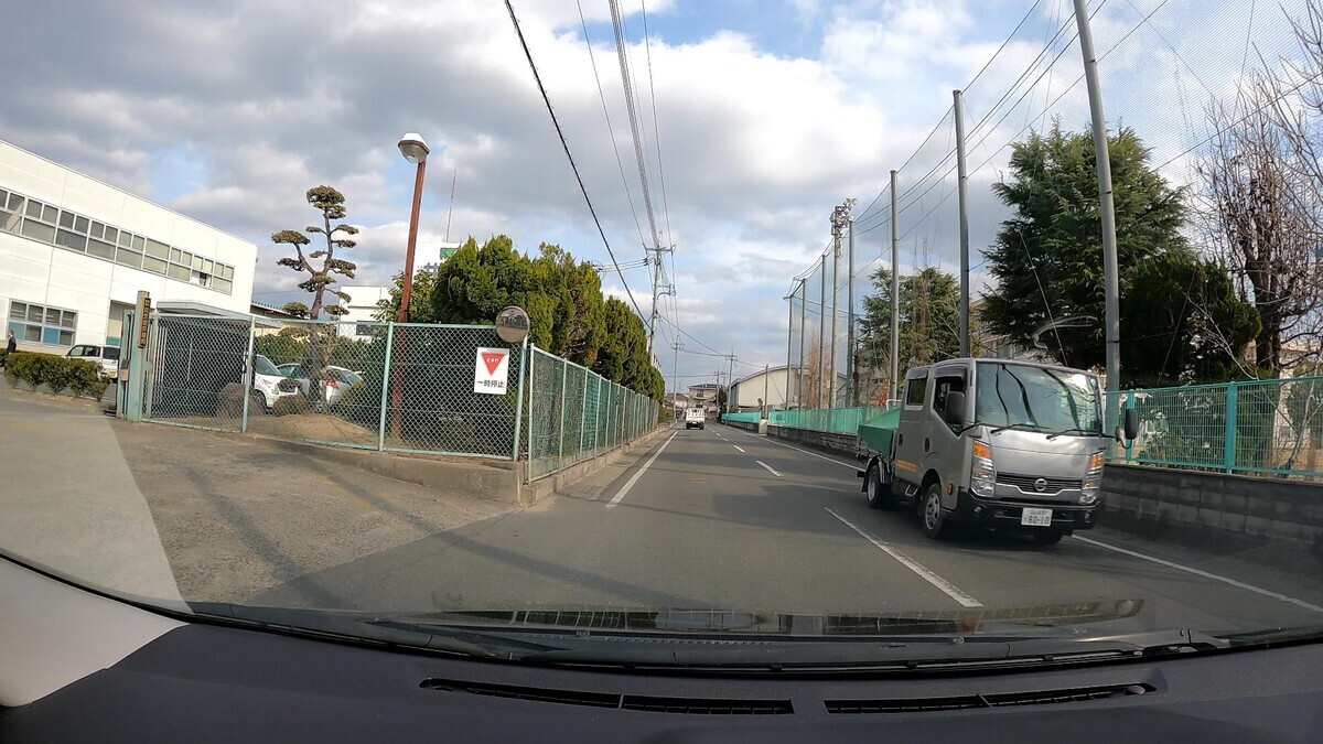 ☆★☆【令和５年２月３日㈮遭遇車リスト】  国道経由仕事場町内縦貫ルート３７００ｍ  【出発地１０００ｍ圏内】遭遇総数６台  「警戒区域」内に登場の容疑要件満足車、実に総遭遇車数２３台中１６台。  ③・・５５、④・・７７、➅２３４５㊈、  ③白　アクティ　　　　岡山４８５　か　・・５５　　　９０ｍ（２桁ナンバー）  ④白　タント　　　　　岡山５８０　り　・・７７　　１７０ｍ（２桁ナンバー）　  ➅白　キャスト　　　　岡山５８１　ひ　２３４５　　２９０ｍ（等差数列＆㊈）  ⓱青　デミオ　　　　　広島５０２　ま　５３４６　２６００ｍ（青＆【九】）  ⓯黒　ＮーＢＯＸ　　　岡山５８８　あ　・１２１　２６００ｍ（３桁ナンバー）  ⓮白　デュトロ　　　　岡山１００　せ　１００８　２８００ｍ（【九】）  ⓭白　クラウン　　　　岡山３４９　ふ　・・１６　２８００ｍ（２桁ナンバー）  ⓫白　アクティ　　　　岡山４１　　に　・２５８　２９００ｍ（３桁ナンバー）  ➓白　ハイゼット　　　岡山４８０　そ　９８８１　２９００ｍ（㊈）  ➒白　ダイナ　　　　　岡山４００　な　１２５２　３０００ｍ（㊈）  ➑白　キャンター　　　岡山４００　な　５３４６　３０００ｍ（【九】）  ➐白　バネット　　　　岡山５０２　と　・６３２　３１００ｍ（３桁＆㊈）  ➏白　ダイナ　　　　　岡山４００　な　５６８８　３１００ｍ（【九】）  ➎銀　ヴィッツ　　　　岡山５０１　ま　１０１７　３１００ｍ（【九】）  ➌銀　アトラス４ドア　岡山４３０　と　８０１０　３３００ｍ（【九】）  ➋緑　プロフィア　　　岡山８００　す　６６４８　３５００ｍ（㊈）     【目的地１０００ｍ圏内】遭遇総数１７台  ⓱青５４３６【九】、⓯・１２１、⓮１００８【九】、⓭・・１６、  ⓫・２５８、➓９８８１㊈、➒１２５２㊈、➑５３４６【九】、➐・６３２㊈、  ➏５６８８【九】、➎１０１７【九】、➌８０１０【九】、➋６６４８㊈。  ⓱青　デミオ　　　　　広島５０２　ま　５３４６　２６００ｍ（青＆【九】）  ⓯黒　ＮーＢＯＸ　　　岡山５８８　あ　・１２１　２６００ｍ（３桁ナンバー）  ⓮白　デュトロ　　　　岡山１００　せ　１００８　２８００ｍ（【九】）  ⓭白　クラウン　　　　岡山３４９　ふ　・・１６　２８００ｍ（２桁ナンバー）  ⓫白　アクティ　　　　岡山４１　　に　・２５８　２９００ｍ（３桁ナンバー）  ➓白　ハイゼット　　　岡山４８０　そ　９８８１　２９００ｍ（㊈）  ➒白　ダイナ　　　　　岡山４００　な　１２５２　３０００ｍ（㊈）  ➑白　キャンター　　　岡山４００　な　５３４６　３０００ｍ（【九】）  ➐白　バネット　　　　岡山５０２　と　・６３２　３１００ｍ（３桁＆㊈）  ➏白　ダイナ　　　　　岡山４００　な　５６８８　３１００ｍ（【九】）  ➎銀　ヴィッツ　　　　岡山５０１　ま　１０１７　３１００ｍ（【九】）  ➌銀　アトラス４ドア　岡山４３０　と　８０１０　３３００ｍ（【九】）  ➋緑　プロフィア　　　岡山８００　す　６６４８　３５００ｍ（㊈）