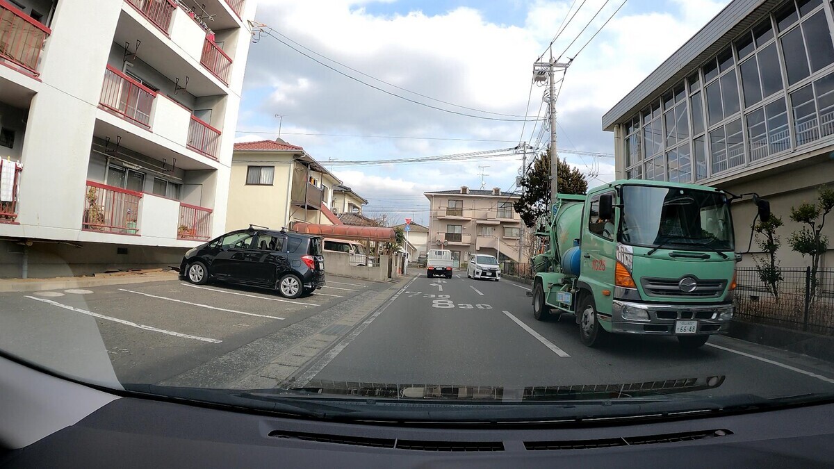 ☆★☆【令和５年２月３日㈮遭遇車リスト】  国道経由仕事場町内縦貫ルート３７００ｍ  【出発地１０００ｍ圏内】遭遇総数６台  「警戒区域」内に登場の容疑要件満足車、実に総遭遇車数２３台中１６台。  ③・・５５、④・・７７、➅２３４５㊈、  ③白　アクティ　　　　岡山４８５　か　・・５５　　　９０ｍ（２桁ナンバー）  ④白　タント　　　　　岡山５８０　り　・・７７　　１７０ｍ（２桁ナンバー）　  ➅白　キャスト　　　　岡山５８１　ひ　２３４５　　２９０ｍ（等差数列＆㊈）  ⓱青　デミオ　　　　　広島５０２　ま　５３４６　２６００ｍ（青＆【九】）  ⓯黒　ＮーＢＯＸ　　　岡山５８８　あ　・１２１　２６００ｍ（３桁ナンバー）  ⓮白　デュトロ　　　　岡山１００　せ　１００８　２８００ｍ（【九】）  ⓭白　クラウン　　　　岡山３４９　ふ　・・１６　２８００ｍ（２桁ナンバー）  ⓫白　アクティ　　　　岡山４１　　に　・２５８　２９００ｍ（３桁ナンバー）  ➓白　ハイゼット　　　岡山４８０　そ　９８８１　２９００ｍ（㊈）  ➒白　ダイナ　　　　　岡山４００　な　１２５２　３０００ｍ（㊈）  ➑白　キャンター　　　岡山４００　な　５３４６　３０００ｍ（【九】）  ➐白　バネット　　　　岡山５０２　と　・６３２　３１００ｍ（３桁＆㊈）  ➏白　ダイナ　　　　　岡山４００　な　５６８８　３１００ｍ（【九】）  ➎銀　ヴィッツ　　　　岡山５０１　ま　１０１７　３１００ｍ（【九】）  ➌銀　アトラス４ドア　岡山４３０　と　８０１０　３３００ｍ（【九】）  ➋緑　プロフィア　　　岡山８００　す　６６４８　３５００ｍ（㊈）     【目的地１０００ｍ圏内】遭遇総数１７台  ⓱青５４３６【九】、⓯・１２１、⓮１００８【九】、⓭・・１６、  ⓫・２５８、➓９８８１㊈、➒１２５２㊈、➑５３４６【九】、➐・６３２㊈、  ➏５６８８【九】、➎１０１７【九】、➌８０１０【九】、➋６６４８㊈。  ⓱青　デミオ　　　　　広島５０２　ま　５３４６　２６００ｍ（青＆【九】）  ⓯黒　ＮーＢＯＸ　　　岡山５８８　あ　・１２１　２６００ｍ（３桁ナンバー）  ⓮白　デュトロ　　　　岡山１００　せ　１００８　２８００ｍ（【九】）  ⓭白　クラウン　　　　岡山３４９　ふ　・・１６　２８００ｍ（２桁ナンバー）  ⓫白　アクティ　　　　岡山４１　　に　・２５８　２９００ｍ（３桁ナンバー）  ➓白　ハイゼット　　　岡山４８０　そ　９８８１　２９００ｍ（㊈）  ➒白　ダイナ　　　　　岡山４００　な　１２５２　３０００ｍ（㊈）  ➑白　キャンター　　　岡山４００　な　５３４６　３０００ｍ（【九】）  ➐白　バネット　　　　岡山５０２　と　・６３２　３１００ｍ（３桁＆㊈）  ➏白　ダイナ　　　　　岡山４００　な　５６８８　３１００ｍ（【九】）  ➎銀　ヴィッツ　　　　岡山５０１　ま　１０１７　３１００ｍ（【九】）  ➌銀　アトラス４ドア　岡山４３０　と　８０１０　３３００ｍ（【九】）  ➋緑　プロフィア　　　岡山８００　す　６６４８　３５００ｍ（㊈）