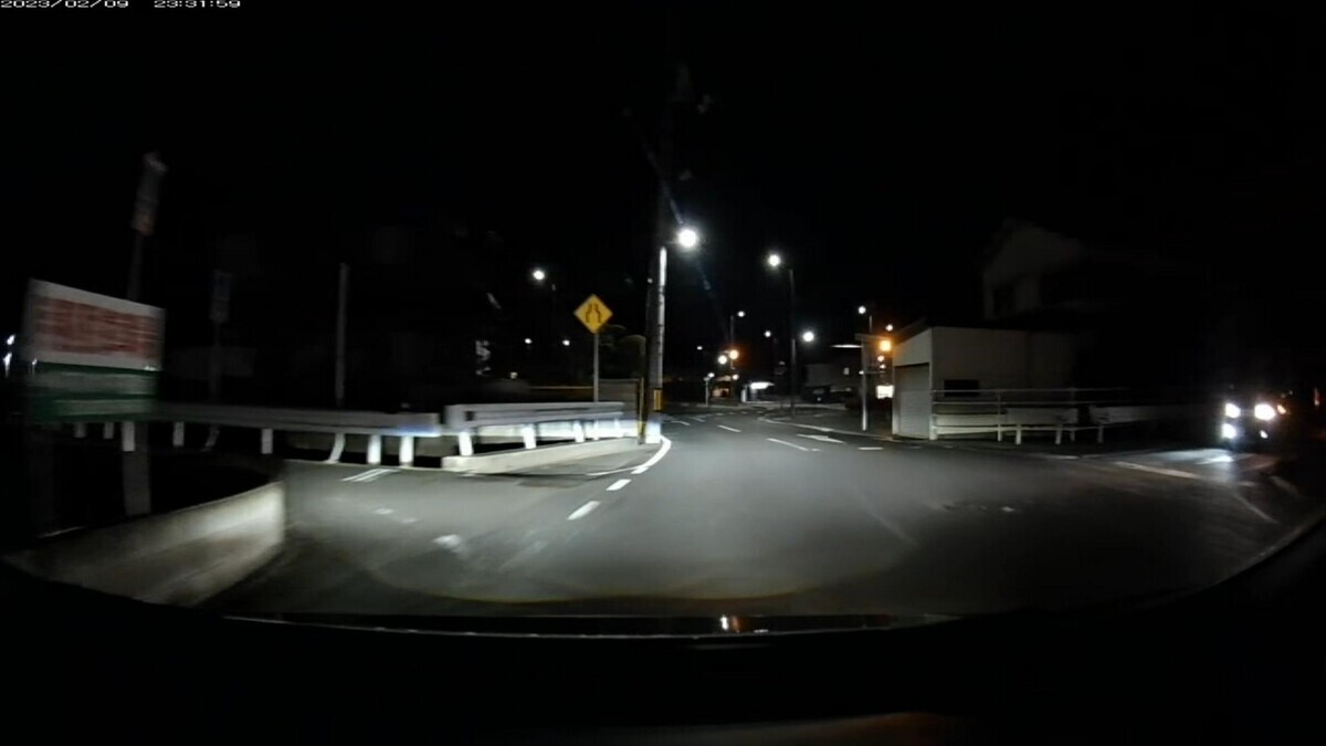 【令和5年2月9日㈭深夜遭遇車リスト】 迷走からの国道経由経由ルート3900m 国道外遭遇車4台 ①白 ラパン 岡山581 は 6566 20m(4桁中3桁同字&㊈) ②黒?軽自動車 岡山592 ほ ・333 300m(3桁全同字&片目&【九】) ③黒 SUV 岡山381?〇 9188 300m(㊈) 〇白 トヨタセダン 岡山366 ね 7000 2000m(4桁中3桁同字) ※①の前後に走行車全く無し。遭遇タイミングを合わせる手法を持っている証左。 ※遭遇後の①は信号無視・車線無視で逃げた。 ※②・③は、夜は、年に数回ほどしか通行しない、仕事場集落内の外れに登場。 ※僕が採りうるあらゆるルート上に、嫌がらせ容疑要件満足車が手配されている模様。 ※〇は、国道上で唯一、ナンバープレートを読み取る気になる遭遇の仕方をした車。