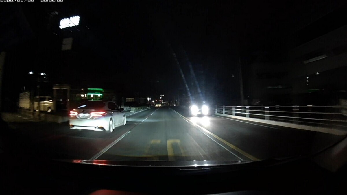 【令和5年2月9日㈭深夜遭遇車リスト】 迷走からの国道経由経由ルート3900m 国道外遭遇車4台 ①白 ラパン 岡山581 は 6566 20m(4桁中3桁同字&㊈) ②黒?軽自動車 岡山592 ほ ・333 300m(3桁全同字&片目&【九】) ③黒 SUV 岡山381?〇 9188 300m(㊈) 〇白 トヨタセダン 岡山366 ね 7000 2000m(4桁中3桁同字) ※①の前後に走行車全く無し。遭遇タイミングを合わせる手法を持っている証左。 ※遭遇後の①は信号無視・車線無視で逃げた。 ※②・③は、夜は、年に数回ほどしか通行しない、仕事場集落内の外れに登場。 ※僕が採りうるあらゆるルート上に、嫌がらせ容疑要件満足車が手配されている模様。 ※〇は、国道上で唯一、ナンバープレートを読み取る気になる遭遇の仕方をした車。