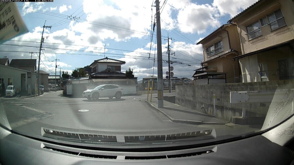 ☆★☆【令和5年2月15日㈬遭遇車リスト】 国道経由仕事場町内縦貫ルート3700m。 【出発地1000m圏内】遭遇総数7台 最初と最後の2台がそれぞれ2連続で3桁ナンバーであるお約束。 ①・106、②・602、➄青・・53。 ①白 XV 岡山337 さ ・106 40m(3桁ナンバー) ②白 ハイエース 倉敷430 さ ・602 60m(3桁2連続) ➄青 パレット 神戸581 す ・・53 230m(青&2桁ナンバー) ※⑤青パレットの少し離れた後続には、赤塗色が存在。 【目的地1000m圏内】遭遇総数10台 最初と最後の2台がそれぞれ2連続で3桁ナンバーであるお約束。 最後の1台がお約束の9の倍数ナンバー。 ➓・518、➑赤黄・164、➏・・66、➋・118、➊・765。 ➓黒 ヴァンガード 岡山336 ふ ・518 2800m(3桁ナンバー) ➑赤黄 マックス 愛媛580 む ・164 2800m(赤黄&3桁2連続) ➏白 エクストレイル 岡山349 ま ・・66 3100m(2桁ナンバー) ➋黒 セレナ 岡山345 る ・118 3300m(3桁ナンバー) ➊白 スペーシアカス 岡山583 え ・657 3500m(3桁2連続&【九】)