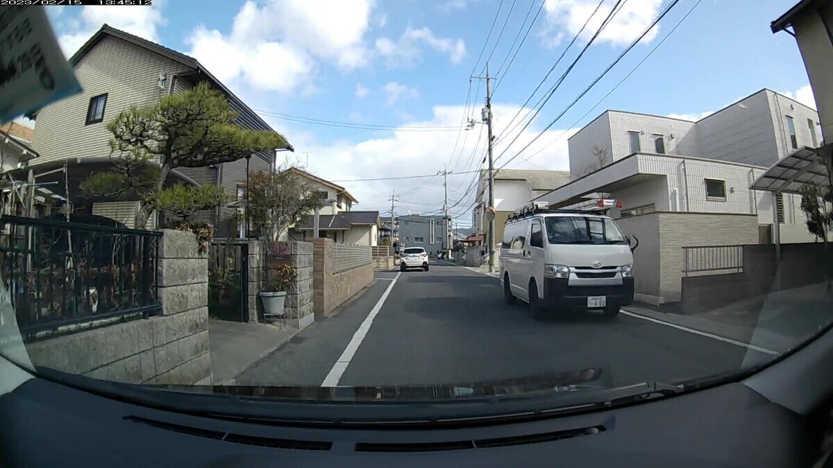 ☆★☆【令和5年2月15日㈬遭遇車リスト】 国道経由仕事場町内縦貫ルート3700m。 【出発地1000m圏内】遭遇総数7台 最初と最後の2台がそれぞれ2連続で3桁ナンバーであるお約束。 ①・106、②・602、➄青・・53。 ①白 XV 岡山337 さ ・106 40m(3桁ナンバー) ②白 ハイエース 倉敷430 さ ・602 60m(3桁2連続) ➄青 パレット 神戸581 す ・・53 230m(青&2桁ナンバー) ※⑤青パレットの少し離れた後続には、赤塗色が存在。 【目的地1000m圏内】遭遇総数10台 最初と最後の2台がそれぞれ2連続で3桁ナンバーであるお約束。 最後の1台がお約束の9の倍数ナンバー。 ➓・518、➑赤黄・164、➏・・66、➋・118、➊・765。 ➓黒 ヴァンガード 岡山336 ふ ・518 2800m(3桁ナンバー) ➑赤黄 マックス 愛媛580 む ・164 2800m(赤黄&3桁2連続) ➏白 エクストレイル 岡山349 ま ・・66 3100m(2桁ナンバー) ➋黒 セレナ 岡山345 る ・118 3300m(3桁ナンバー) ➊白 スペーシアカス 岡山583 え ・657 3500m(3桁2連続&【九】)