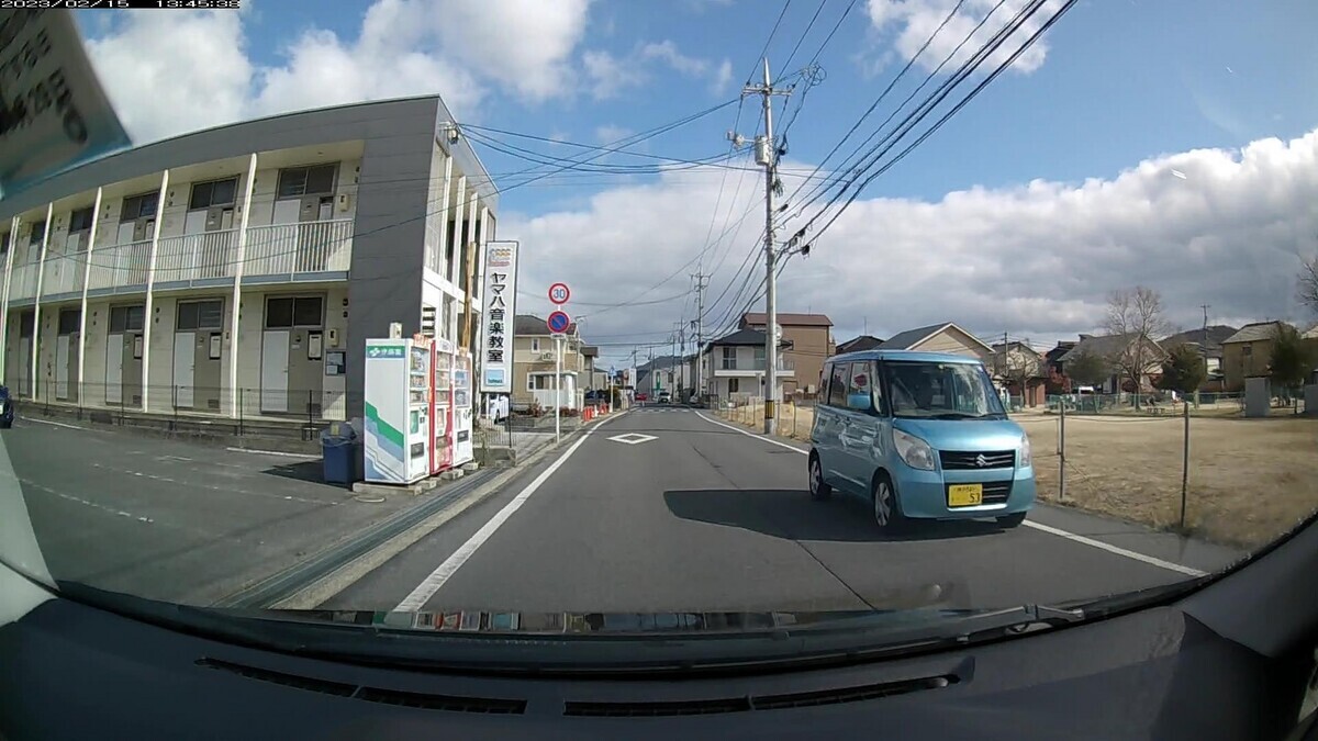 ☆★☆【令和5年2月15日㈬遭遇車リスト】 国道経由仕事場町内縦貫ルート3700m。 【出発地1000m圏内】遭遇総数7台 最初と最後の2台がそれぞれ2連続で3桁ナンバーであるお約束。 ①・106、②・602、➄青・・53。 ①白 XV 岡山337 さ ・106 40m(3桁ナンバー) ②白 ハイエース 倉敷430 さ ・602 60m(3桁2連続) ➄青 パレット 神戸581 す ・・53 230m(青&2桁ナンバー) ※⑤青パレットの少し離れた後続には、赤塗色が存在。 【目的地1000m圏内】遭遇総数10台 最初と最後の2台がそれぞれ2連続で3桁ナンバーであるお約束。 最後の1台がお約束の9の倍数ナンバー。 ➓・518、➑赤黄・164、➏・・66、➋・118、➊・765。 ➓黒 ヴァンガード 岡山336 ふ ・518 2800m(3桁ナンバー) ➑赤黄 マックス 愛媛580 む ・164 2800m(赤黄&3桁2連続) ➏白 エクストレイル 岡山349 ま ・・66 3100m(2桁ナンバー) ➋黒 セレナ 岡山345 る ・118 3300m(3桁ナンバー) ➊白 スペーシアカス 岡山583 え ・657 3500m(3桁2連続&【九】)