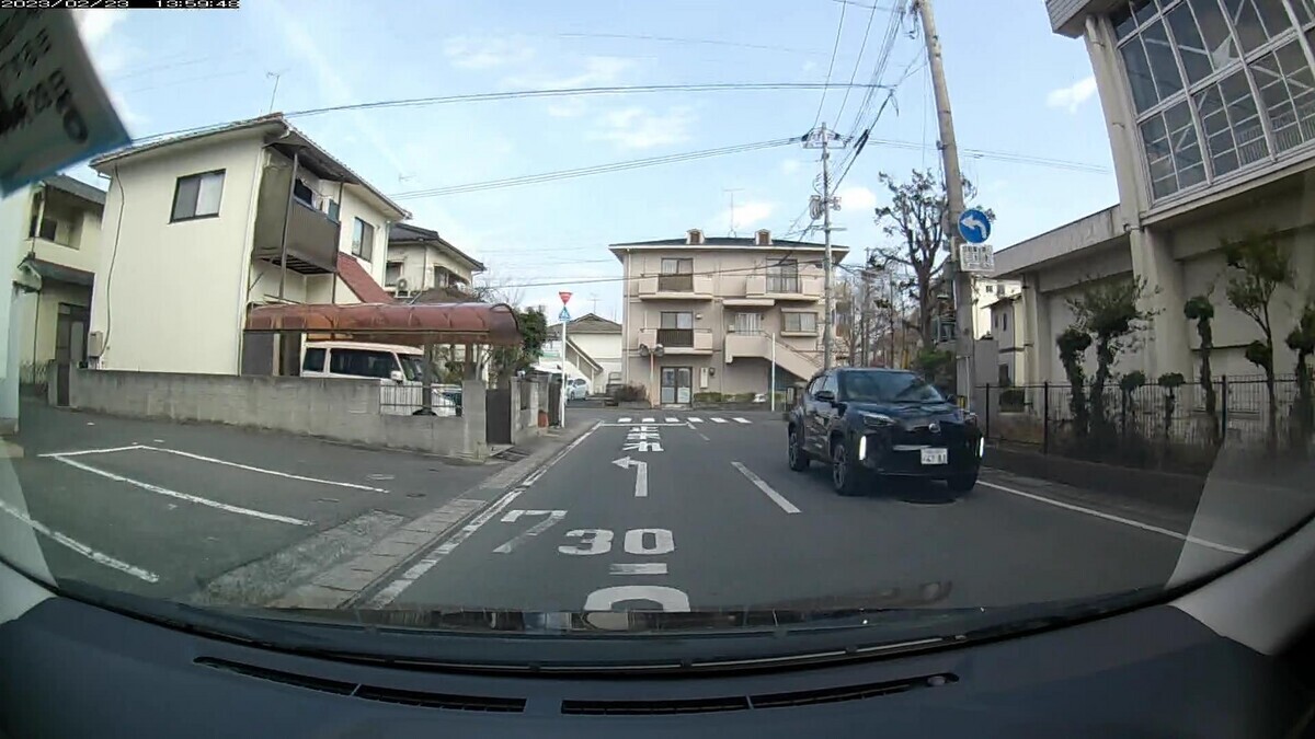 ☆★☆【令和５年２月２３日㈭遭遇車リスト】  国道経由仕事場町内縦貫ルート３７００ｍ。  【出発地１０００ｍ圏内】遭遇総数５台  最初１台が毎日の嫌がらせ容疑要件を満足するお約束。  ①・・２３。  ①黒　ムーヴカスタム　岡山５９６　い　・・２３　　　７０ｍ（２桁ナンバー）     【目的地１０００ｍ圏内】遭遇総数２台  最後２台が毎日の嫌がらせ容疑要件を満足するお約束。  ➋３３６９㊈、➊６７８３㊈。  ➋黒　ＭＲワゴン　　　岡山５８３　〇　３３６９　３４００ｍ（㊈）  ➊黒　ヤリスクロス　　岡山３０１　ひ　６７８３　３５００ｍ（㊈）  　※「１文字取り除くと９の倍数になるナンバー」、すなわち㊈ナンバーをカウントするのはこのブログの説得力的な意味で損でしかないが、敵方にとって都合が良すぎる存在であるなのは事実なので、とりあえず記録しておく。