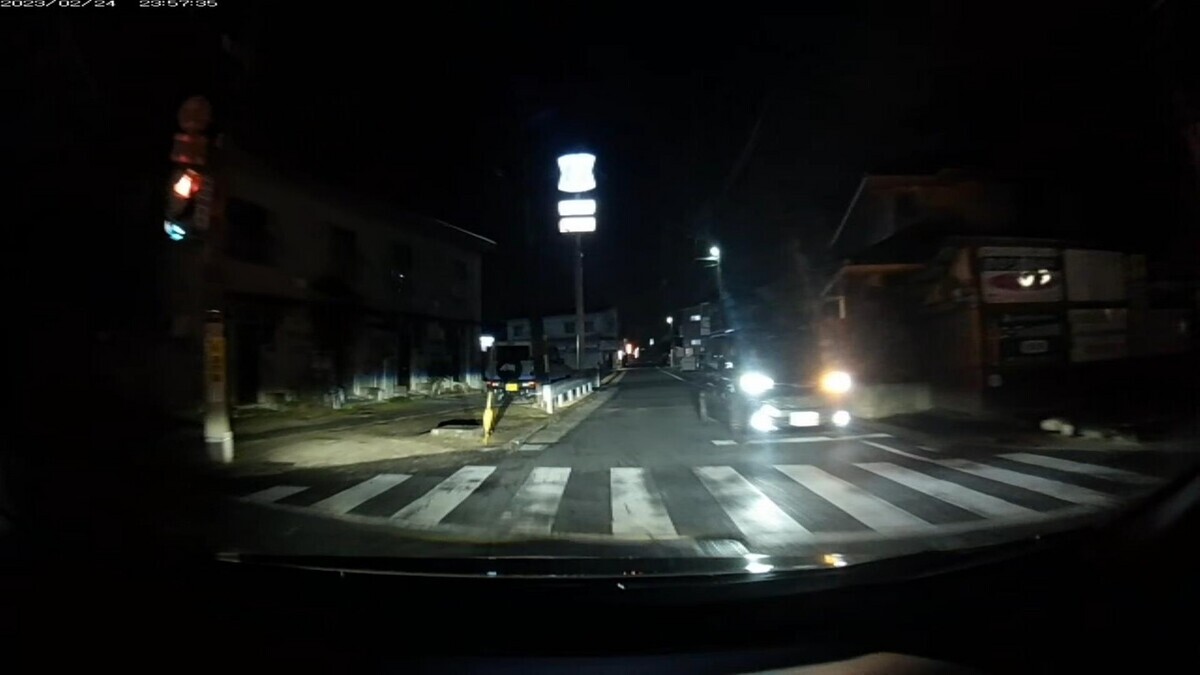 【令和５年２月２４日㈮深夜遭遇車リスト】  ２月２４日㈮　数か月ぶりの旧道ルート３０００ｍ　国道外遭遇車６台  ①銀　ミラ　　　　　　〇〇〇〇〇　〇　３５９１　　１００ｍ（【九】）  ②黒　軽自動車　　　　岡山５０２　つ　・２３０　　５００ｍ（【三以下】）  ③銀　軽自動車　　　　岡山５９１　と　・・７７　　８００ｍ（【三以下】２連続）  ④銀　軽自動車　　　　岡山５８０　〇　７９８３　２７５０ｍ（【九】）  ⑤黄　ジャパンキャブ　岡山５００　あ　５４１８　２８００ｍ（黄＆【九】２連続）  ⑥赤　マツダデミオ？　岡山５５０？ね　１３３８　２８５０ｍ（赤塗色）  　※６台もの遭遇車があること自体が不自然。  　※１１％しか存在しない９の倍数ナンバーが６台中３台も含まれるのは不自然。