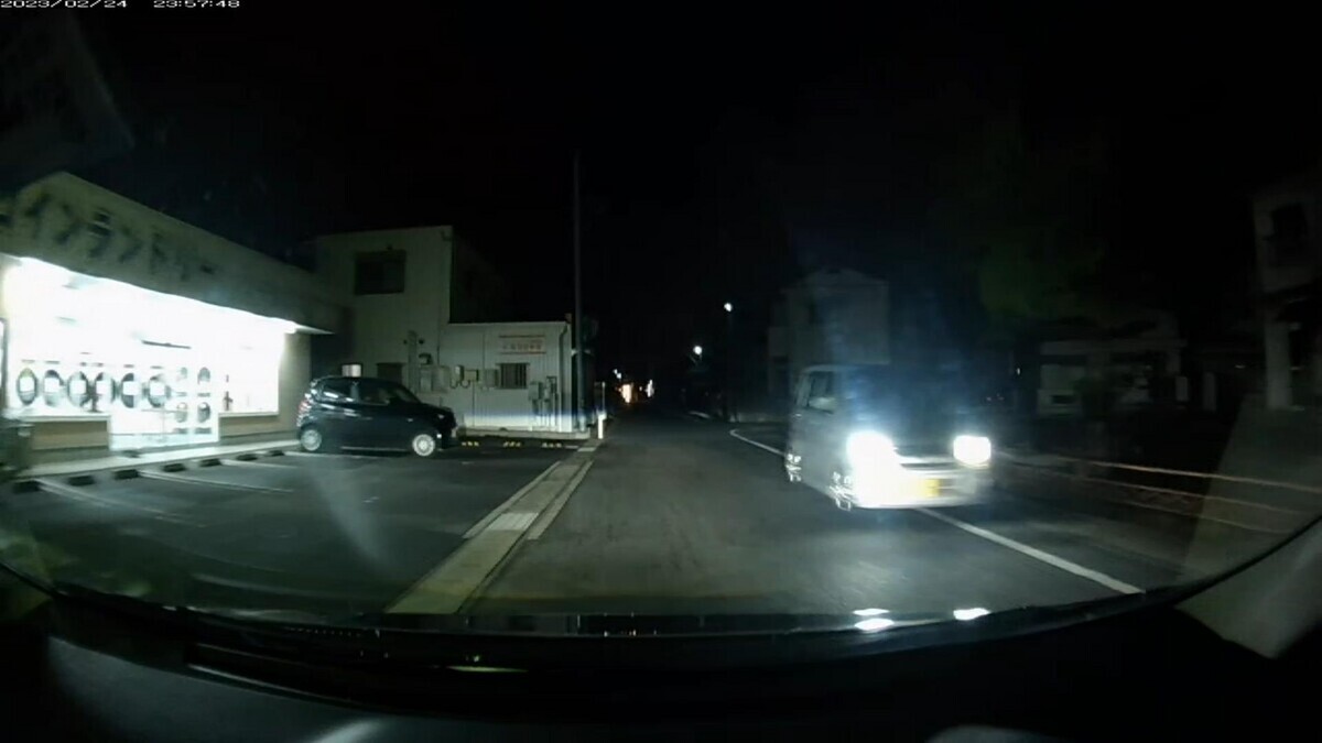 【令和５年２月２４日㈮深夜遭遇車リスト】  ２月２４日㈮　数か月ぶりの旧道ルート３０００ｍ　国道外遭遇車６台  ①銀　ミラ　　　　　　〇〇〇〇〇　〇　３５９１　　１００ｍ（【九】）  ②黒　軽自動車　　　　岡山５０２　つ　・２３０　　５００ｍ（【三以下】）  ③銀　軽自動車　　　　岡山５９１　と　・・７７　　８００ｍ（【三以下】２連続）  ④銀　軽自動車　　　　岡山５８０　〇　７９８３　２７５０ｍ（【九】）  ⑤黄　ジャパンキャブ　岡山５００　あ　５４１８　２８００ｍ（黄＆【九】２連続）  ⑥赤　マツダデミオ？　岡山５５０？ね　１３３８　２８５０ｍ（赤塗色）  　※６台もの遭遇車があること自体が不自然。  　※１１％しか存在しない９の倍数ナンバーが６台中３台も含まれるのは不自然。