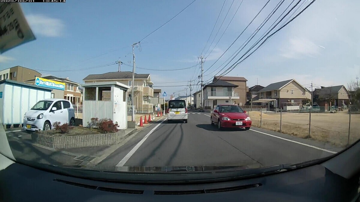 ☆★☆【令和５年３月１日㈬遭遇車リスト】  国道経由仕事場町内縦貫ルート３７００ｍ。  【出発地１０００ｍ圏内】遭遇総数６台  中途半端な状況も、とりあえず半数が容疑要件満足車。  ③１７２９㊈、④３５３７【九】、➅赤。  ③白　タント　　　　　岡山５８３　む　１７２９　　　７０ｍ（㊈）  ④黒　スペーシアカス　岡山５８３　て　３５３７　　　９０ｍ（【九】）  ➅赤　シビック　　　　岡山５３０　さ　５５３９　　２５０ｍ（赤塗色）     【目的地１０００ｍ圏内】遭遇総数８台  最後から３台目が「死にナンバー」も、状況は微妙。  ➑・・・７、➐２３４５、➍・５６８、➌・１３９、➋・４２０。  ➑白　アルファード　　岡山３６０　た　・・・７　２５００ｍ（１桁ナンバー）  ➐緑　ギガ　　　　　　岡山１３０　く　２３４５　２７００ｍ（等差数列＆㊈）  ➎白　プリウス　　　　岡山３３８　な　・５６８　３２００ｍ（３桁ナンバー）  ➍白　タンク　　　　　岡山５０２　つ　・１３９　３３００ｍ（３桁２連続）  ➌白　シャトル　　　　岡山５３２　ゆ　・４２０　３４００ｍ（３桁３連続＆死に）  　※終盤の３桁３連続など、不自然と言えば不自然。