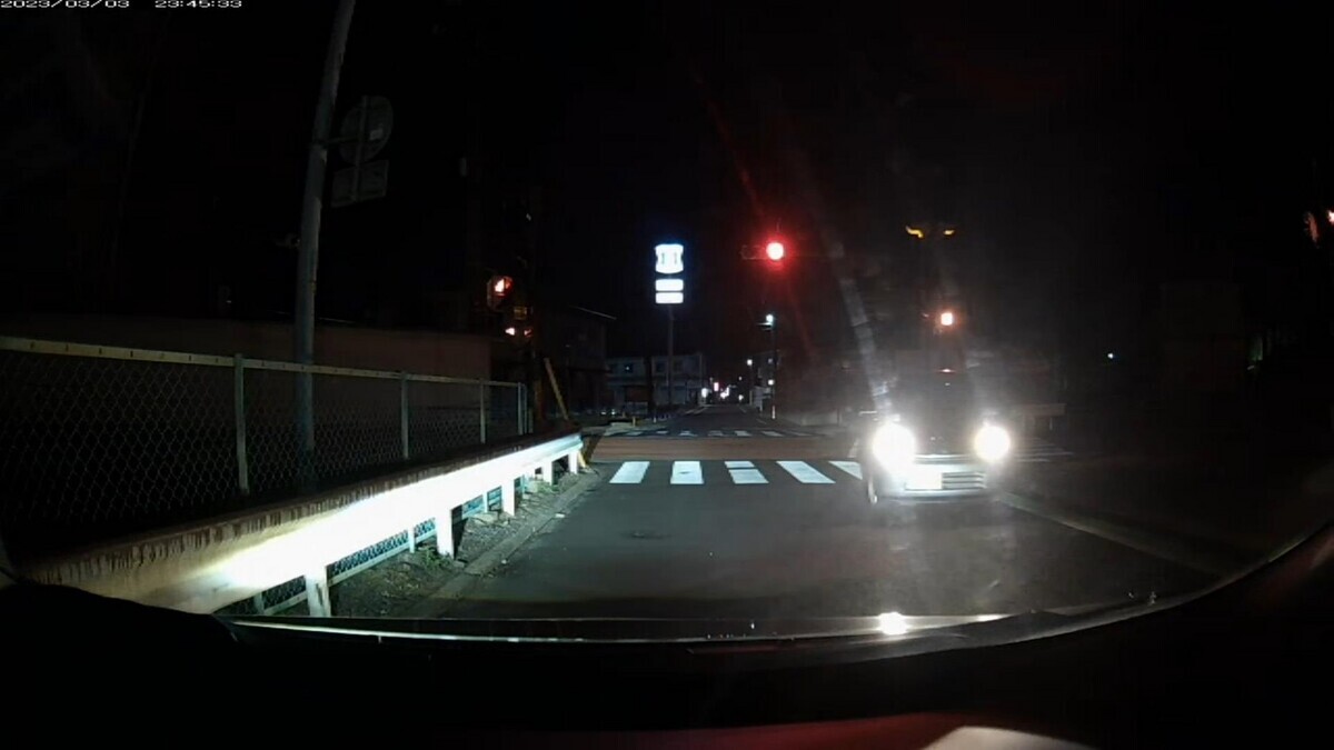 【令和５年３月３日㈮深夜遭遇車リスト】  ７日連続で旧道ルート３０００ｍ　国道外遭遇車５台  ②黒　軽自動車　　　　岡山５８〇　む　１６２０　１００ｍ～（【九】）  ③黒　エッセ？　　　　香川５８０　ゆ　・９２０　　５００ｍ（３桁＆㊈）  ⑤銀　クラウン　　　　岡山３〇〇　〇　・５５２　１４００ｍ（３桁＆片目灯火）  　※⑤は、タクシーのくせに３桁ナンバーでブレーキランプ片方整備不良の片目灯火。  　※時間帯とルート的に、５台もの遭遇車がいること自体が不自然。  　※他の嫌がらせ容疑要件不満足車も、ノイズ要員としての作為的登場か？  　※ここ３日で、外出時最初数台以内に１６２０が現れるのは３回目。