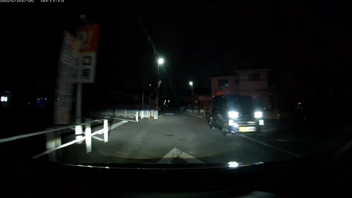【令和５年３月４日㈯深夜遭遇車リスト】  ３月　４日㈯　７日連続で旧道ルート３０００ｍ　国道外遭遇車３台  ①パトカー　マーチ　　岡山８００　〇　９９８７　１３００ｍ  ②黒　軽自動車　　　　岡山７８０　〇　・１７８　１３００ｍ（三以下＆㊈）  ③白　ライズ　　　　　岡山５４９？〇　・５００　２９３０ｍ（三以下２連続）  　※パトカーは度外視して、遭遇車が３桁ナンバーばかりであるお約束。  　※②も③も共に、この時間帯に遭遇車がいること自体が不自然な地点での登場。  　※下２桁が同じ２種類の数字で構成されている車が２連続で現れるのは２晩連続。