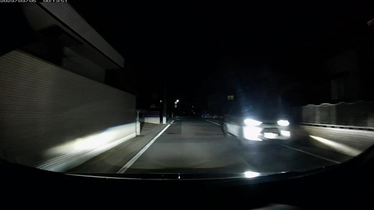 【令和５年３月４日㈯深夜遭遇車リスト】  ３月　４日㈯　７日連続で旧道ルート３０００ｍ　国道外遭遇車３台  ①パトカー　マーチ　　岡山８００　〇　９９８７　１３００ｍ  ②黒　軽自動車　　　　岡山７８０　〇　・１７８　１３００ｍ（三以下＆㊈）  ③白　ライズ　　　　　岡山５４９？〇　・５００　２９３０ｍ（三以下２連続）  　※パトカーは度外視して、遭遇車が３桁ナンバーばかりであるお約束。  　※②も③も共に、この時間帯に遭遇車がいること自体が不自然な地点での登場。  　※下２桁が同じ２種類の数字で構成されている車が２連続で現れるのは２晩連続。