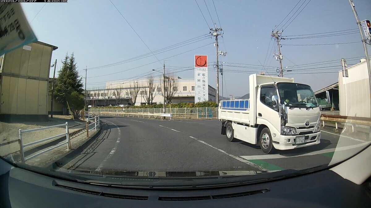 　７日㈫国道経由仕事場町内縦貫ルート３７００ｍ。  最初が４桁中３桁同字ナンバー、最後２台が３桁という、お約束通りのお約束。  ①１０１１、②赤５３１７㊈、③・５１５、④９６３３㊈、➋・７６７、➊・３５８。  ①白　ワゴンＲ　　　　岡山５８８　ら　１０１１　　　５０ｍ（４桁中３桁同字）  ②赤　シエンタ　　　　岡山５０２　ね　５３１７　　２００ｍ（赤塗色＆㊈）  ③白　バモス・ホビオ　岡山４８０　て　・５１５　　２５０ｍ（３桁ナンバー）  ④銀　バネット　　　　岡山４００　て　９６３３　　２９０ｍ（㊈）  ➋白　ダイナ・ダンプ　岡山１３０　す　・７６７　２８００ｍ（３桁ナンバー）  ➊白　７代ミニキャブ　岡山４９２　ほ　・３５８　３１００ｍ（３桁２連続）