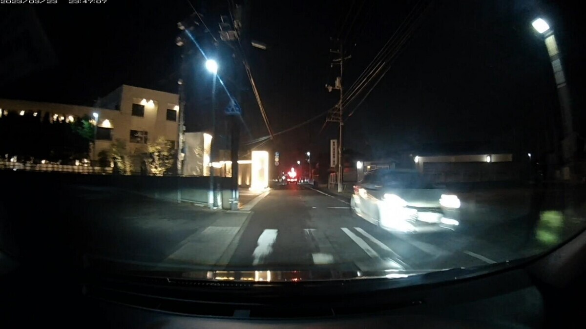 ３月２３日㈭　旧道経由ルート３０００ｍ　総遭遇車数６台  ６台遭遇で２桁ナンバーが３台も含まれる不自然。  ①・・６６、②・・５５、③８００８、④パトカー、⑤・・９６。  ①白　ハリアー　　　　岡山３４７　ち　・・６６　　３００ｍ（【三以下】１台目）  ②白　アクア　　　　　岡山５６２　や　・・５５　　９００ｍ（【三以下】２連続）  ③白　軽自動車　　　　岡山７８１　に　８００８　１２００ｍ  ④白　クラウンパト　　岡山８００　せ　２４９６　１８００ｍ  ⑤白　プリウス　　　　岡山３３８　み　・・９６　１８００ｍ（【三以下】３台目）  ⑥黒　軽自動車　　　　岡山５８３　こ　４５２３  　※遭遇車の半数が２桁ナンバーの不自然。  　※コンビニは１軒しかなく、飲み屋は一軒もない区間で、そもそも６台もの遭遇車があること自体不自然。