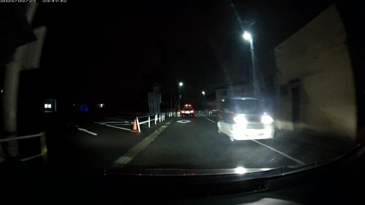 ３月２３日㈭　旧道経由ルート３０００ｍ　総遭遇車数６台  ６台遭遇で２桁ナンバーが３台も含まれる不自然。  ①・・６６、②・・５５、③８００８、④パトカー、⑤・・９６。  ①白　ハリアー　　　　岡山３４７　ち　・・６６　　３００ｍ（【三以下】１台目）  ②白　アクア　　　　　岡山５６２　や　・・５５　　９００ｍ（【三以下】２連続）  ③白　軽自動車　　　　岡山７８１　に　８００８　１２００ｍ  ④白　クラウンパト　　岡山８００　せ　２４９６　１８００ｍ  ⑤白　プリウス　　　　岡山３３８　み　・・９６　１８００ｍ（【三以下】３台目）  ⑥黒　軽自動車　　　　岡山５８３　こ　４５２３  　※遭遇車の半数が２桁ナンバーの不自然。  　※コンビニは１軒しかなく、飲み屋は一軒もない区間で、そもそも６台もの遭遇車があること自体不自然。