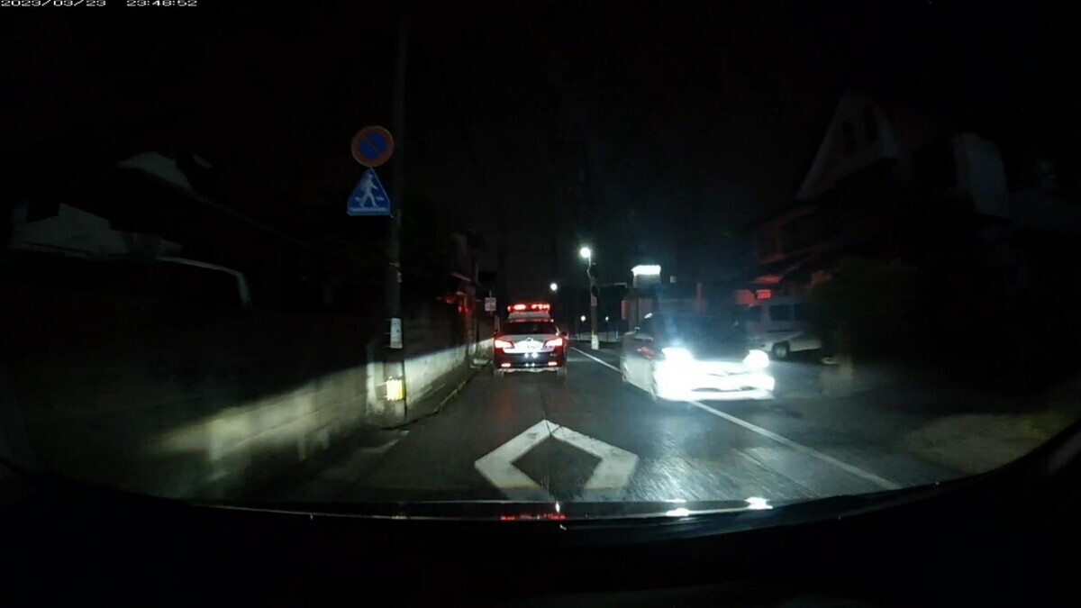 ３月２３日㈭　旧道経由ルート３０００ｍ　総遭遇車数６台  ６台遭遇で２桁ナンバーが３台も含まれる不自然。  ①・・６６、②・・５５、③８００８、④パトカー、⑤・・９６。  ①白　ハリアー　　　　岡山３４７　ち　・・６６　　３００ｍ（【三以下】１台目）  ②白　アクア　　　　　岡山５６２　や　・・５５　　９００ｍ（【三以下】２連続）  ③白　軽自動車　　　　岡山７８１　に　８００８　１２００ｍ  ④白　クラウンパト　　岡山８００　せ　２４９６　１８００ｍ  ⑤白　プリウス　　　　岡山３３８　み　・・９６　１８００ｍ（【三以下】３台目）  ⑥黒　軽自動車　　　　岡山５８３　こ　４５２３  　※遭遇車の半数が２桁ナンバーの不自然。  　※コンビニは１軒しかなく、飲み屋は一軒もない区間で、そもそも６台もの遭遇車があること自体不自然。