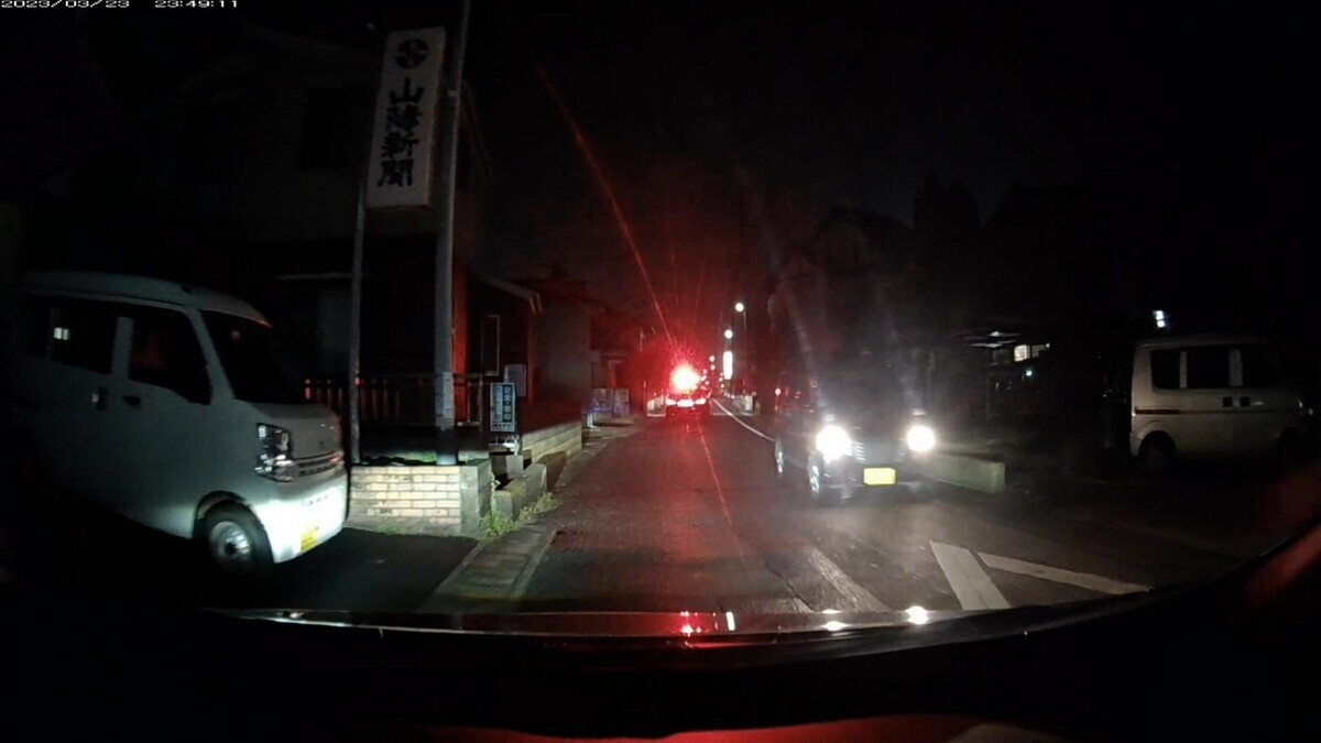 ３月２３日㈭　旧道経由ルート３０００ｍ　総遭遇車数６台  ６台遭遇で２桁ナンバーが３台も含まれる不自然。  ①・・６６、②・・５５、③８００８、④パトカー、⑤・・９６。  ①白　ハリアー　　　　岡山３４７　ち　・・６６　　３００ｍ（【三以下】１台目）  ②白　アクア　　　　　岡山５６２　や　・・５５　　９００ｍ（【三以下】２連続）  ③白　軽自動車　　　　岡山７８１　に　８００８　１２００ｍ  ④白　クラウンパト　　岡山８００　せ　２４９６　１８００ｍ  ⑤白　プリウス　　　　岡山３３８　み　・・９６　１８００ｍ（【三以下】３台目）  ⑥黒　軽自動車　　　　岡山５８３　こ　４５２３  　※遭遇車の半数が２桁ナンバーの不自然。  　※コンビニは１軒しかなく、飲み屋は一軒もない区間で、そもそも６台もの遭遇車があること自体不自然。