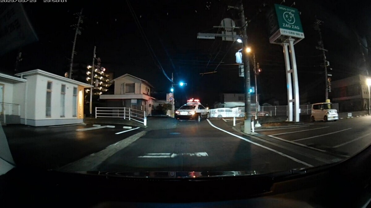 ３月２３日㈭　旧道経由ルート３０００ｍ　総遭遇車数６台  ６台遭遇で２桁ナンバーが３台も含まれる不自然。  ①・・６６、②・・５５、③８００８、④パトカー、⑤・・９６。  ①白　ハリアー　　　　岡山３４７　ち　・・６６　　３００ｍ（【三以下】１台目）  ②白　アクア　　　　　岡山５６２　や　・・５５　　９００ｍ（【三以下】２連続）  ③白　軽自動車　　　　岡山７８１　に　８００８　１２００ｍ  ④白　クラウンパト　　岡山８００　せ　２４９６　１８００ｍ  ⑤白　プリウス　　　　岡山３３８　み　・・９６　１８００ｍ（【三以下】３台目）  ⑥黒　軽自動車　　　　岡山５８３　こ　４５２３  　※遭遇車の半数が２桁ナンバーの不自然。  　※コンビニは１軒しかなく、飲み屋は一軒もない区間で、そもそも６台もの遭遇車があること自体不自然。