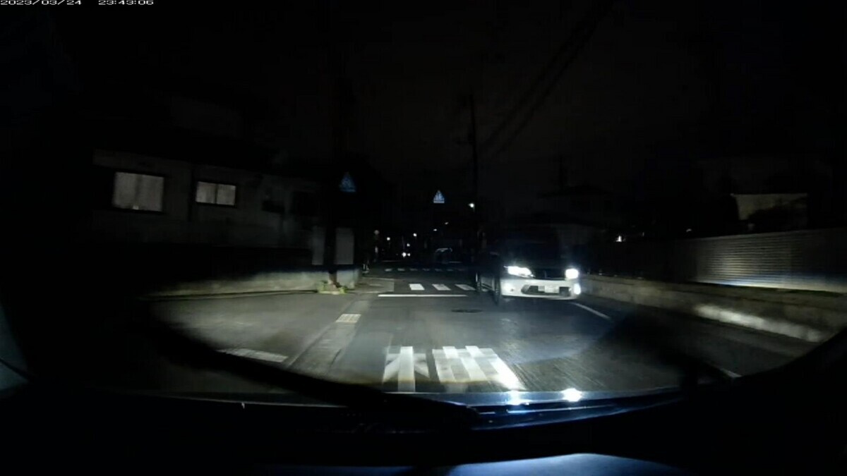 ３月２４日㈮　旧道経由ルート３０００ｍ　総遭遇車数４台  ２日連続で同一個体の・・６６と遭遇。  ③・・６６、④５４２０死にナンバー。  ①白　フィット　　　　倉敷５０２　〇　５４６８　　１００ｍ  ②黒　軽自動車　　　　〇〇〇〇〇　〇　３１０３　　５００ｍ  ③白　ハリアー　　　　岡山３４７　ち　・・６６　１４００ｍ（【三以下】＆２晩連続登場）　  ④黄　コンフォート　　岡山５００　あ　５４２０　２０００ｍ（黄＆死にナンバー）  　※前夜に十分に不自然な６台中３台の２桁ナンバーとの遭遇があったが、それで味を占めでもしたのか、その内の最初の１台と同じ個体がまた現れた。
