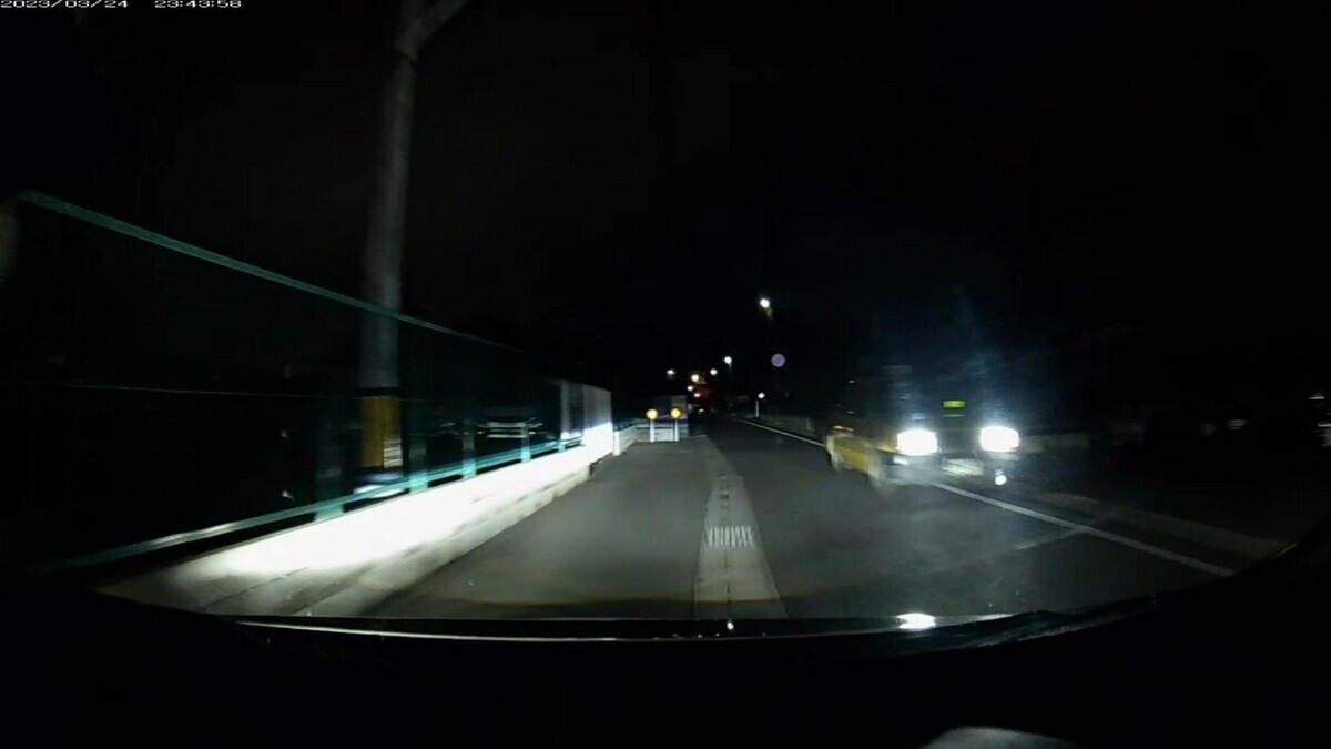 ３月２４日㈮　旧道経由ルート３０００ｍ　総遭遇車数４台  ２日連続で同一個体の・・６６と遭遇。  ③・・６６、④５４２０死にナンバー。  ①白　フィット　　　　倉敷５０２　〇　５４６８　　１００ｍ  ②黒　軽自動車　　　　〇〇〇〇〇　〇　３１０３　　５００ｍ  ③白　ハリアー　　　　岡山３４７　ち　・・６６　１４００ｍ（【三以下】＆２晩連続登場）　  ④黄　コンフォート　　岡山５００　あ　５４２０　２０００ｍ（黄＆死にナンバー）  　※前夜に十分に不自然な６台中３台の２桁ナンバーとの遭遇があったが、それで味を占めでもしたのか、その内の最初の１台と同じ個体がまた現れた。