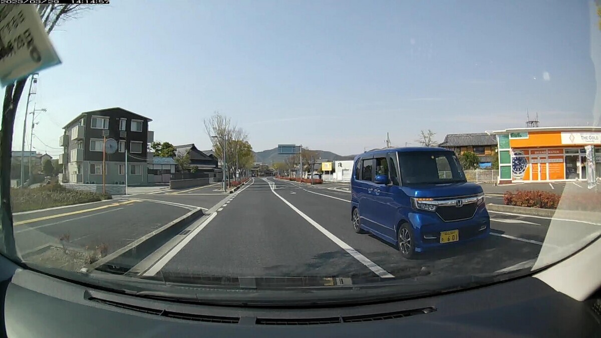 29日㈬国道経由仕事場町内横断ルート3500m。 最初7台中5台、最後2台が嫌がらせ容疑要件を満足するお約束。 ②・123、④黄3636【九】、➄赤黄、➅赤、⑦・958、 ➋青・601、➊・602。 ②白 セレナ 岡山379 は ・123 60m(3桁&等差数列) ④黄 N-BOX 岡山580 ゆ 3636 190m(黄&【九】) ➄赤黄 ハイジェット 倉敷480 う 4128 260m(赤塗色&黄塗色) ➅赤 キャスト 岡山581 な 2720 700m(赤塗色) ⑦白 クリッパー? 岡山482 れ ・958 700m(3桁ナンバー) ➋青 N-BOXカス 岡山584 る ・601 3100m(青&3桁ナンバー) ➊銀 ADバン 岡山400 る ・602 3200m(3桁&類似) ※前夜の帰宅時の唯一の遭遇車も、上記②と同じ3桁&等差数列。 ※④~➅で三原色塗色が3連続したのも、不自然といえば不自然。 ※最後の2台が、互いに類似な3桁ナンバーであるのも不自然といえば不自然。 ※このように毎日、最初ないし最後3台程度の遭遇車の半分以上が、3桁ナンバーで構成されている。