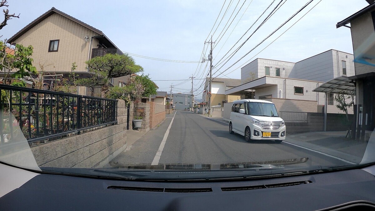 ３０日㈭国道経由仕事場町内迂回ルート３５００ｍ。  国道に出るまでに４台と遭遇、内３台が嫌がらせ容疑要件を満足するお約束。  ①１７１０【九】、②７４２７㊈死に、④黄８５４５㊈。  ⓵白　ハリアー　　　　岡山３００　み　１７１０　　　５０ｍ（【九】）  ②白　スペーシアカス　岡山５８１　か　７４２７　　　６０ｍ（死に＆㊈）  ④黄　ラパン　　　　　岡山５８１　と　８５４５　　２１０ｍ（黄＆㊈）  　※眼前を通り過ぎる①の運転手の顔をあからさまに覗き込んでやったら、こちらに一瞥もくれなかったものの、頷いて行った。強制尾行行為者の開き直りと捉えるべきか？