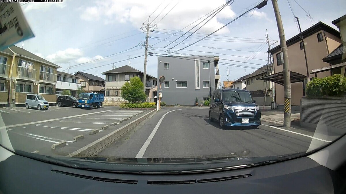 26日㈮ 国道および旧道経由ルート走行3500m。 最初が青塗色3桁、2台目が9の倍数など、穿ち過ぎかつ馬鹿馬鹿しくも、相変わらずの不自然な状況。 ①青・215、②1620【九】、➎赤@地縛嫌がらせ地点。 ①青 ルーミー 岡山536 る ・215 80m(青&3桁) ②白 ノア 岡山502 ぬ 1620 290m(【九】) ➎赤 キャスト 岡山581 た 2499 3000m(赤塗色) ※➎の赤塗色が現れた信号交差点は、かつて赤塗色が6日連続で待ち構えていたこともある地縛嫌がらせ地点。 ※➎の女運転手は、実際、すれ違う際にあからさまに顔を背けた。 ※前日遭遇の脳筋自転車にまた遭遇した。